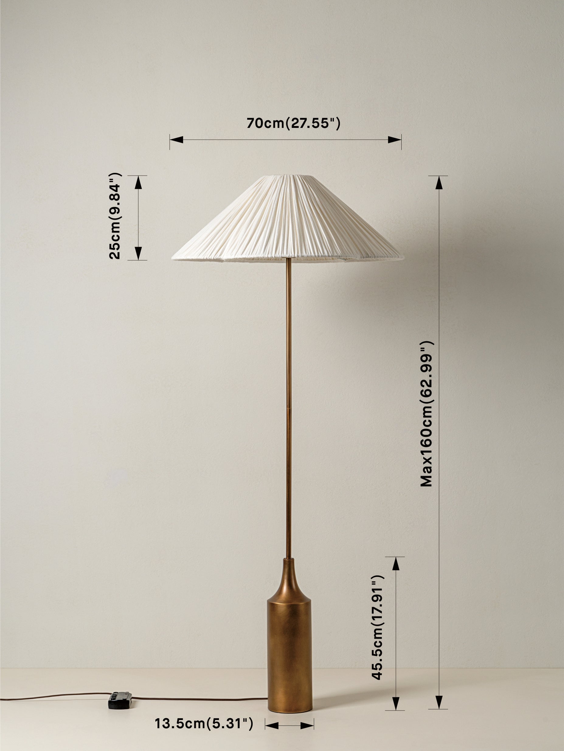 Lindi - lampadaire festonné en laiton vieilli et lin