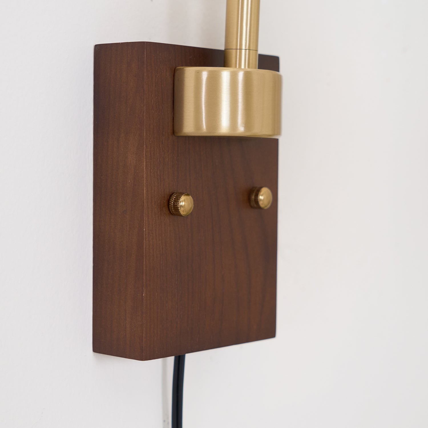Vionde Adjustable Brass and Green Glass Wall Lamp - Letslighting