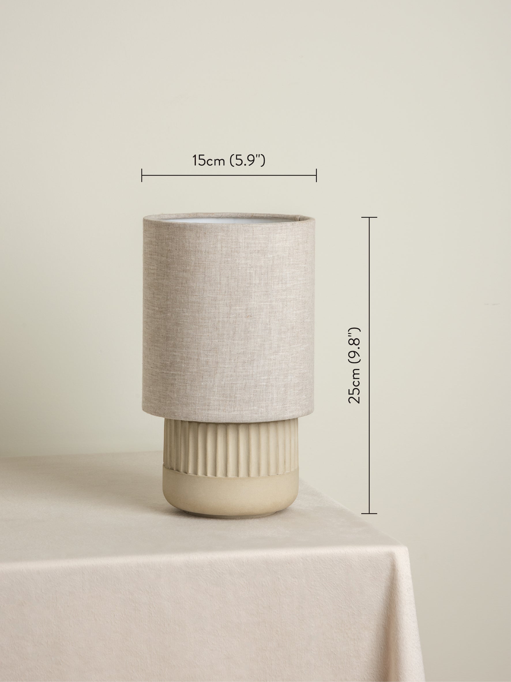 Enza Lampe de table en béton nervuré blanc chaud