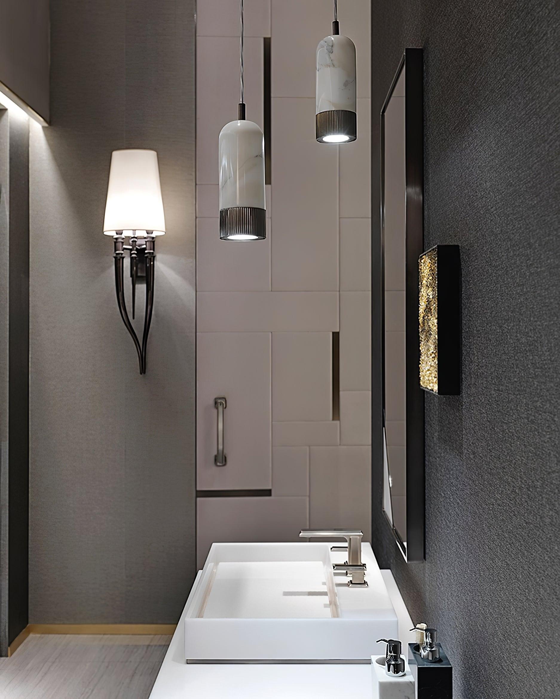 Maddy Pendnat Light - Blowlighting