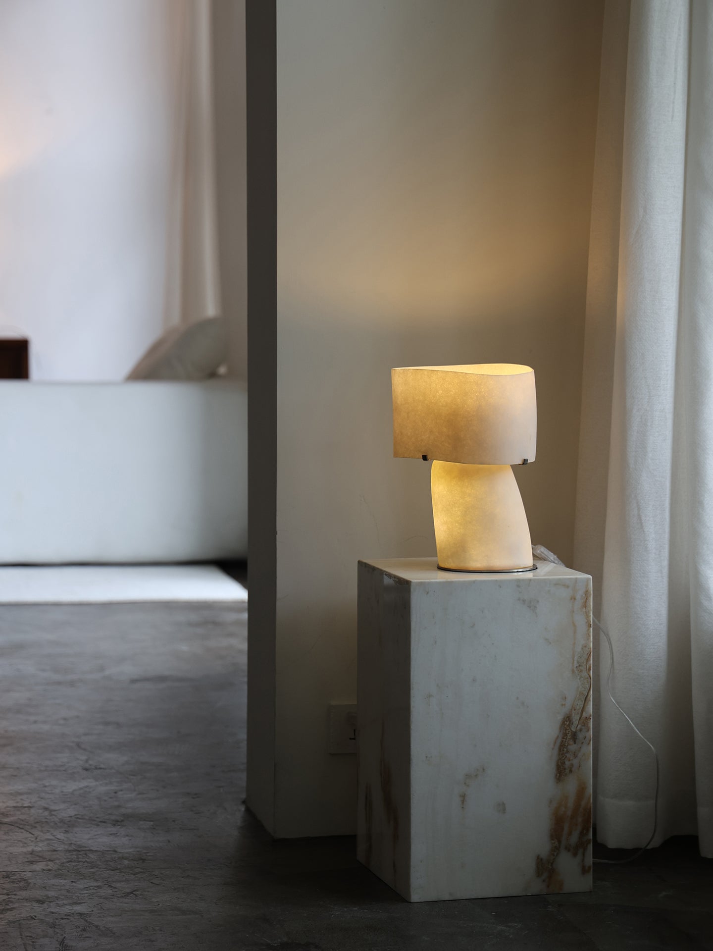 Vellum Moderne Minimaliste Plastique Métal Lampe de Table