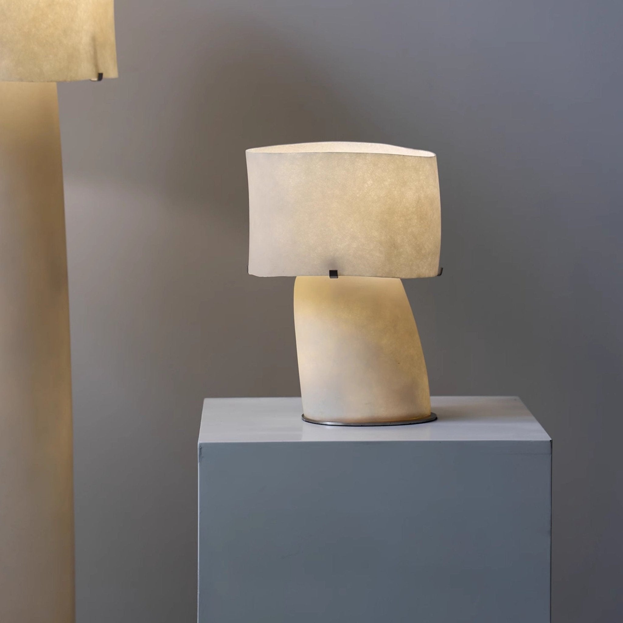 Vellum Moderne Minimaliste Plastique Métal Lampe de Table