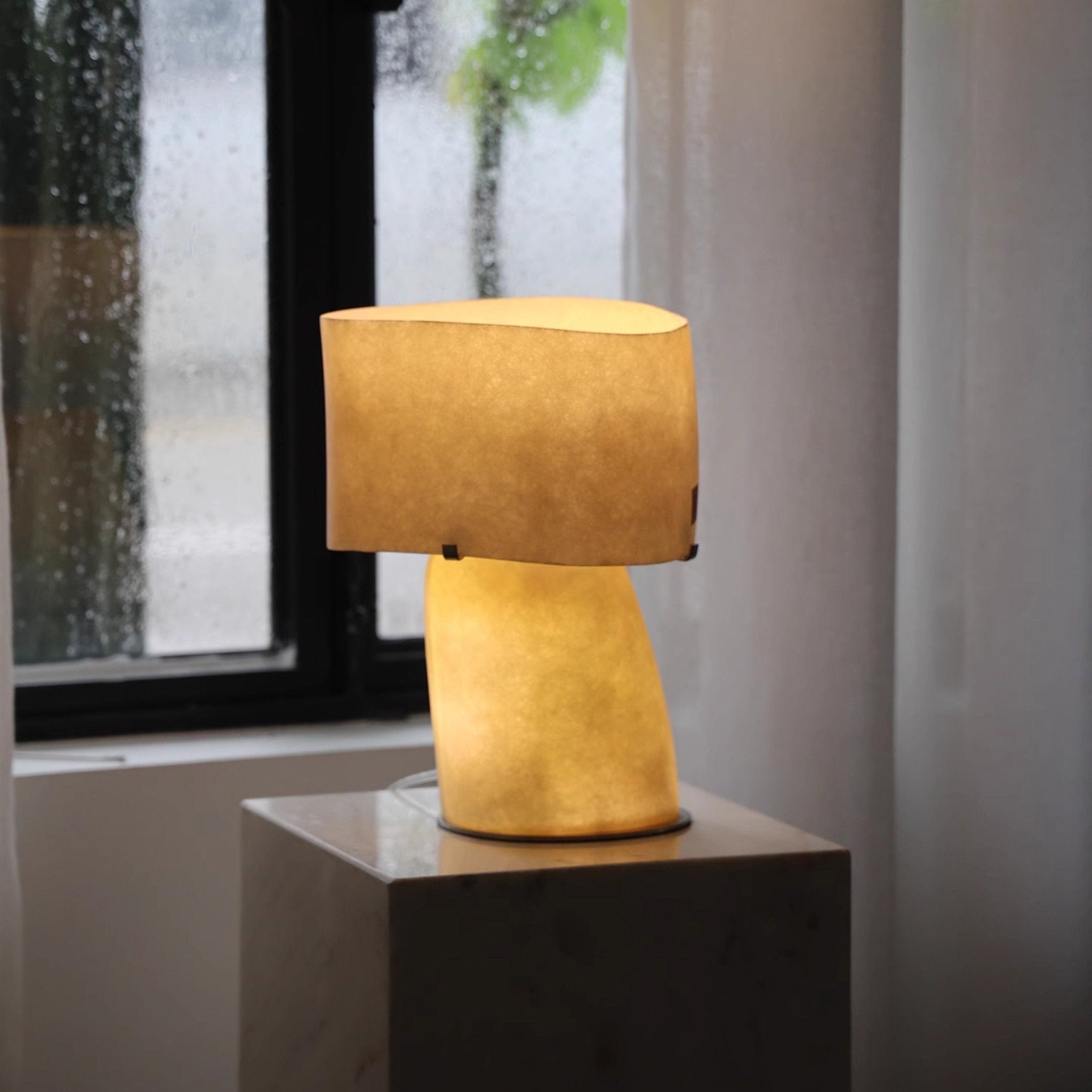 Vellum Moderne Minimaliste Plastique Métal Lampe de Table