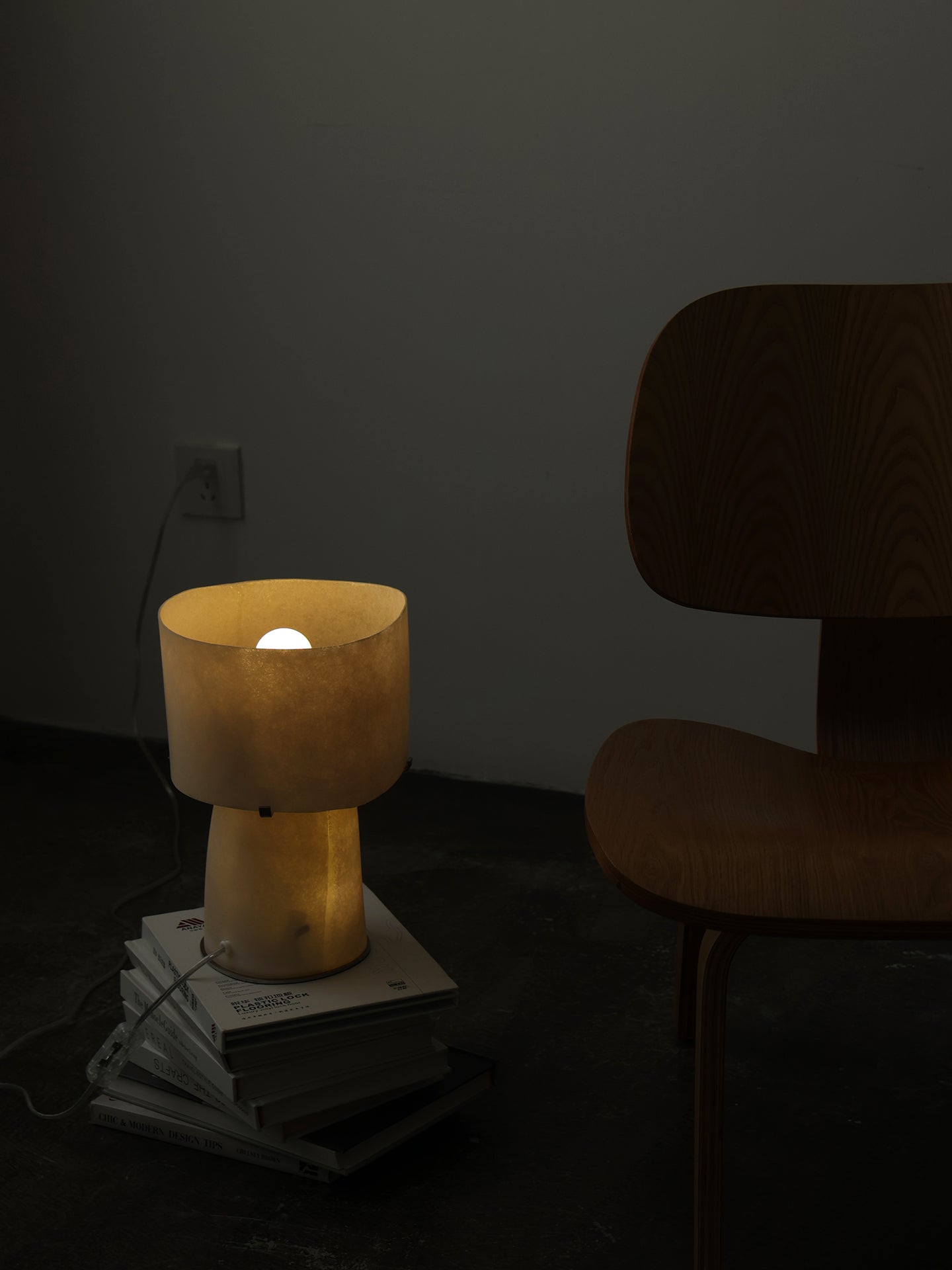 Vellum Moderne Minimaliste Plastique Métal Lampe de Table