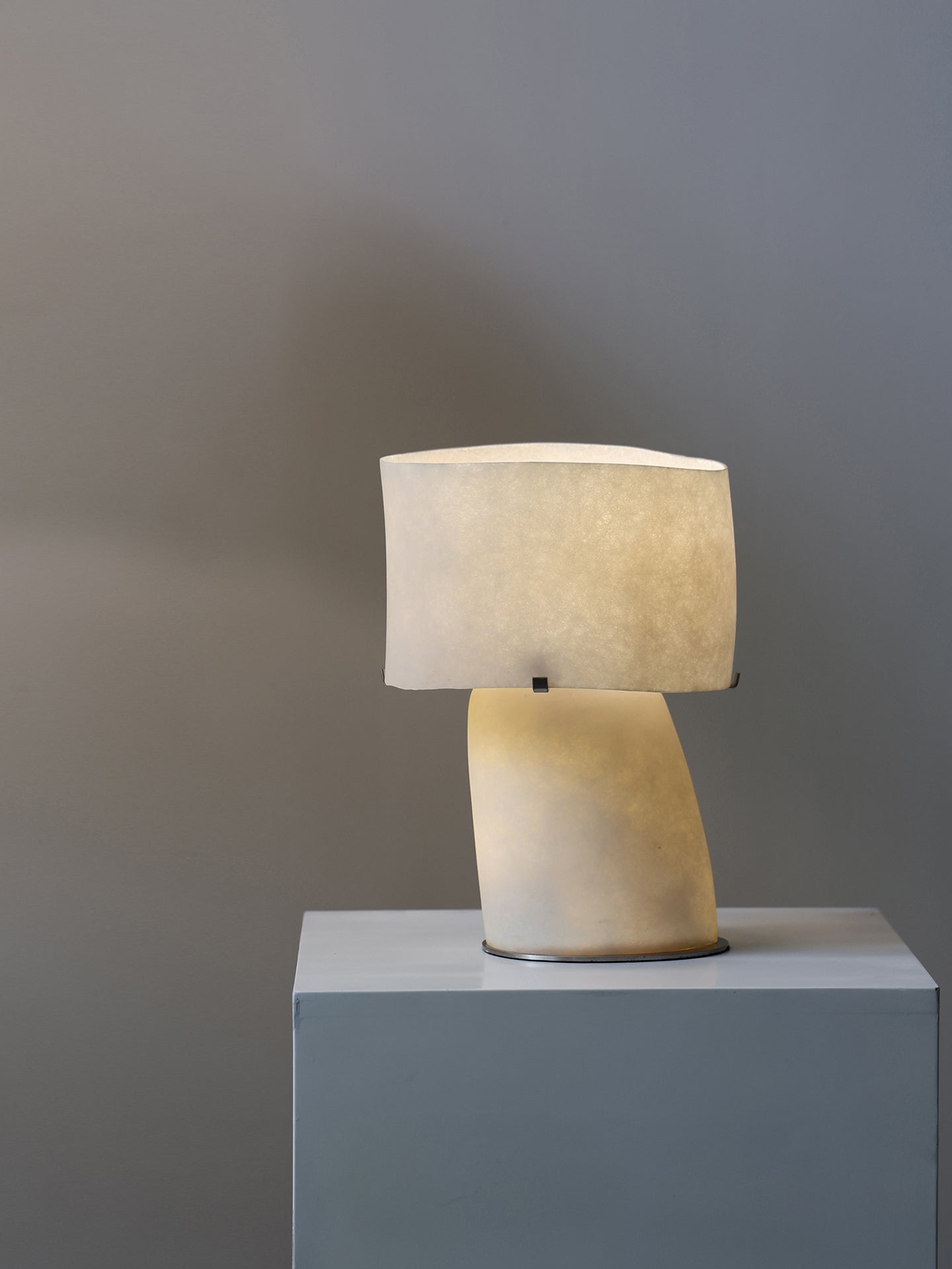 Vellum Moderne Minimaliste Plastique Métal Lampe de Table