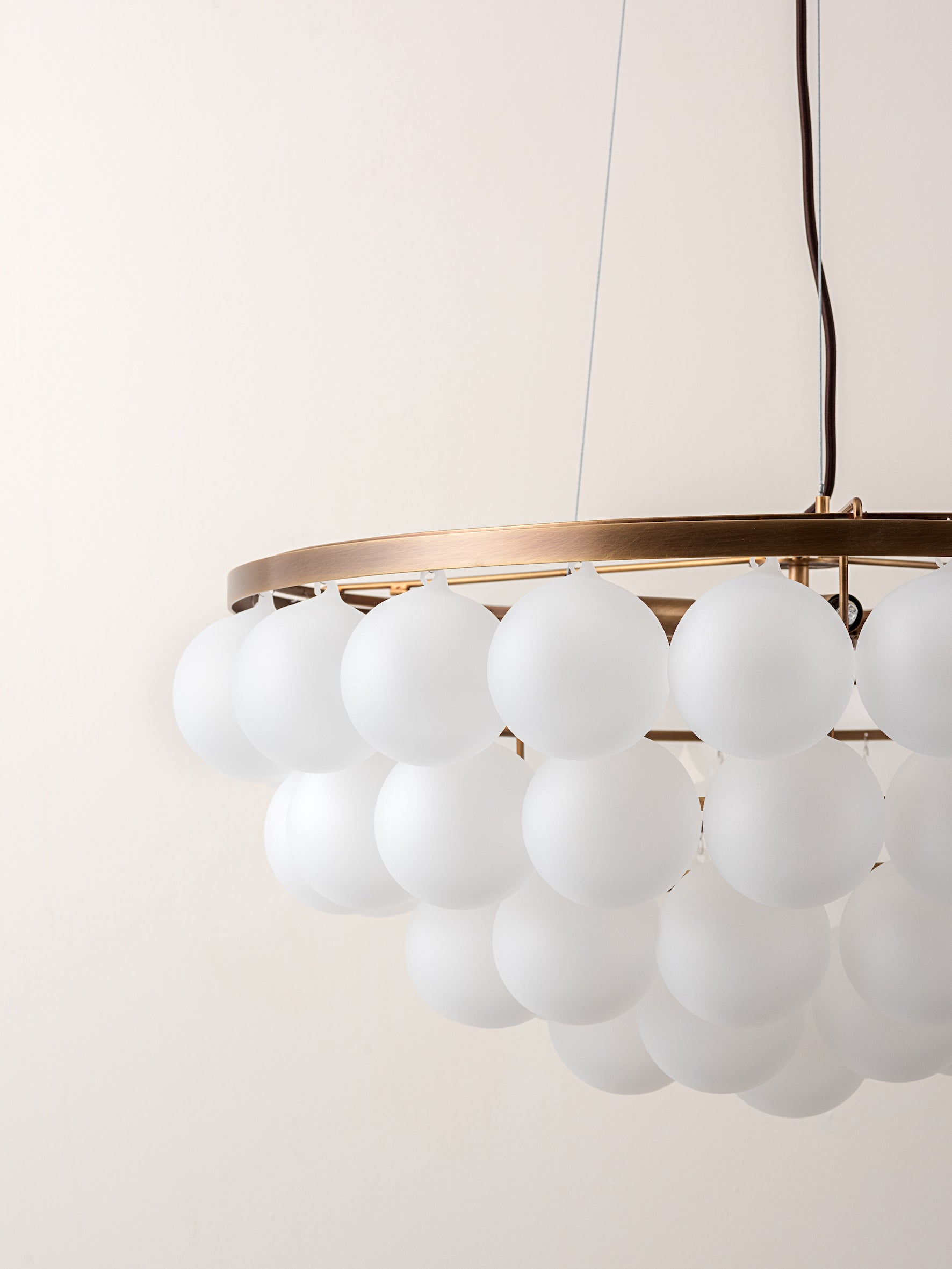 Drew Lustre Moderne en Laiton