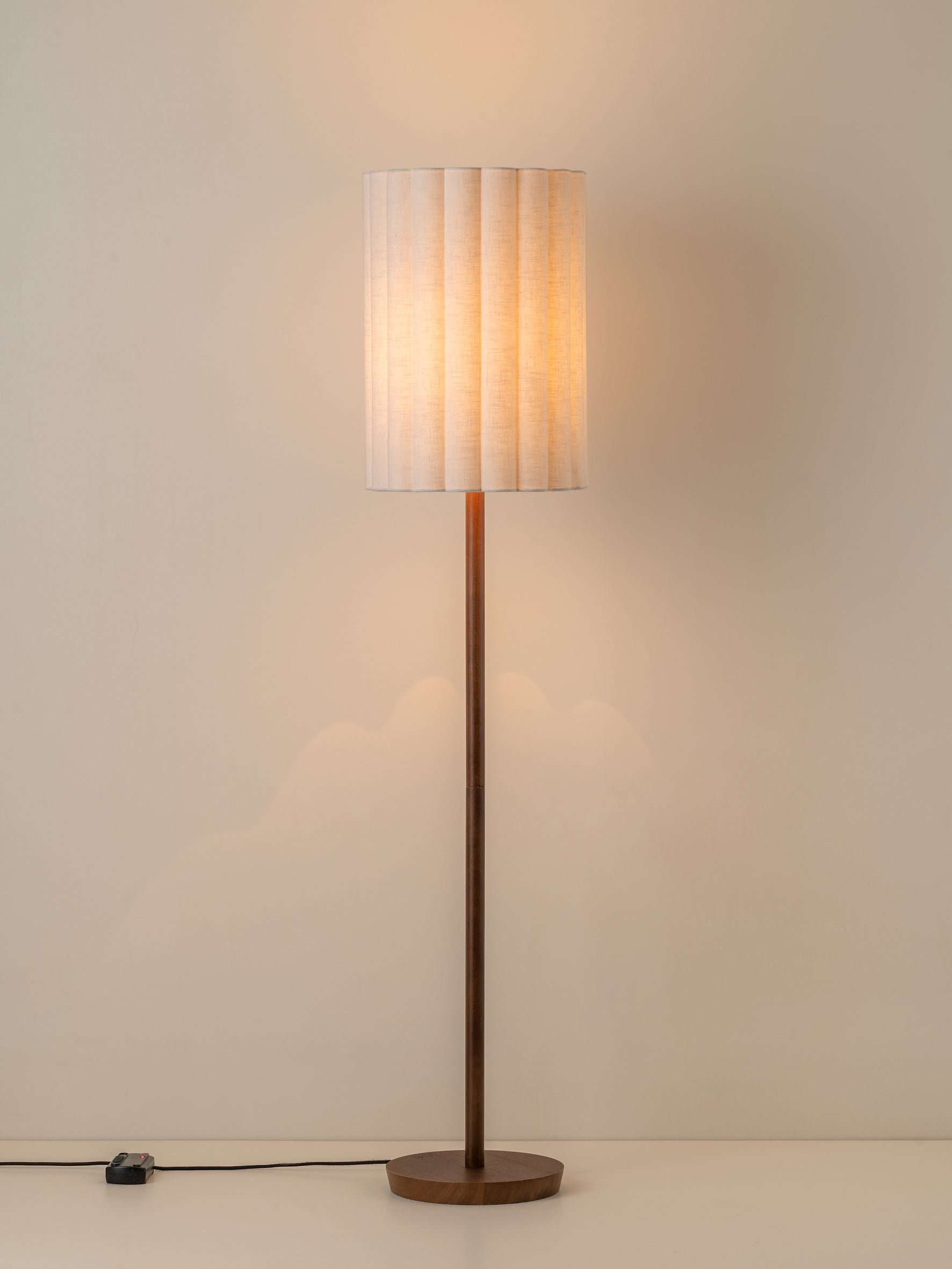 Folia Lampadaire en bois de noyer et lin naturel festonné