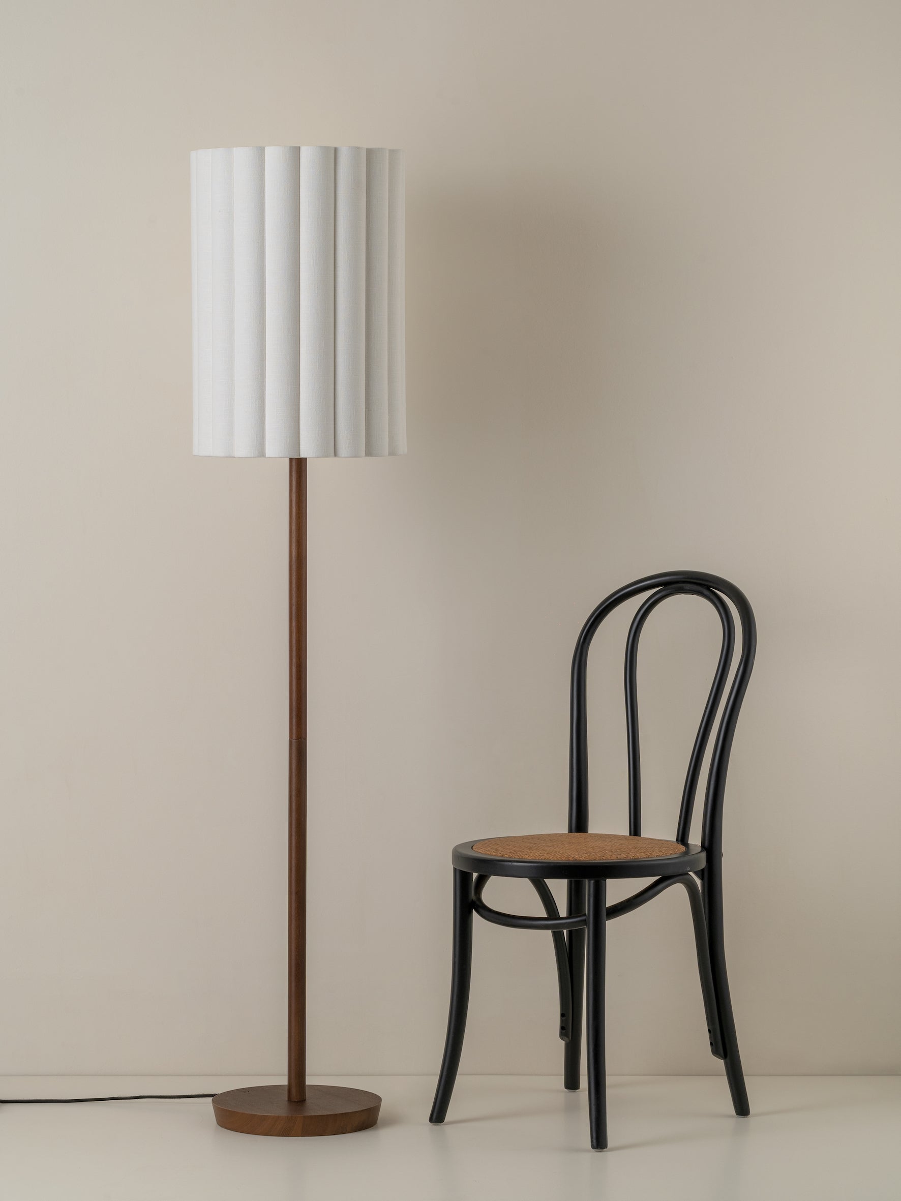 Folia Lampadaire en bois de noyer et lin naturel festonné