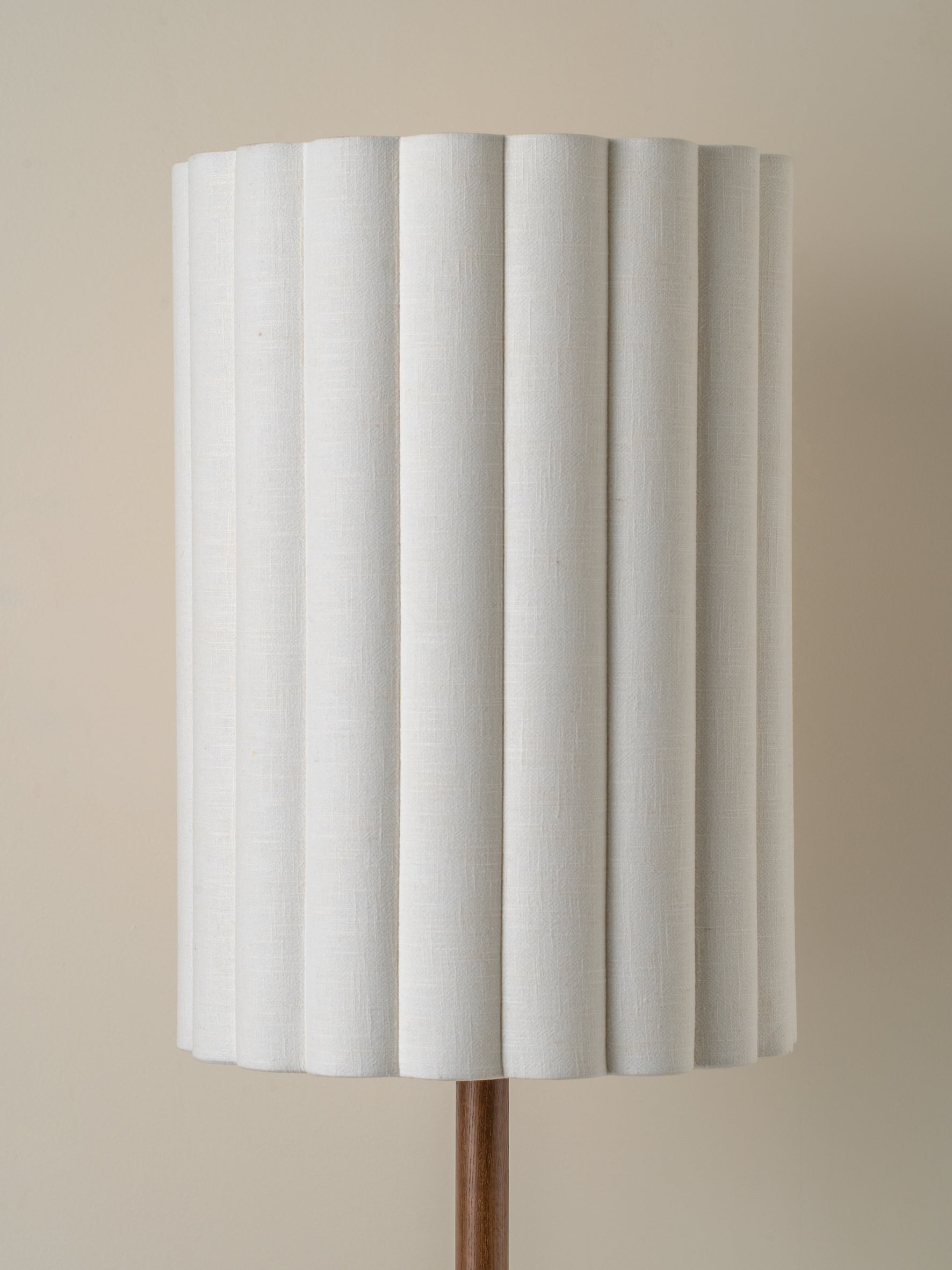 Folia Lampadaire en bois de noyer et lin naturel festonné