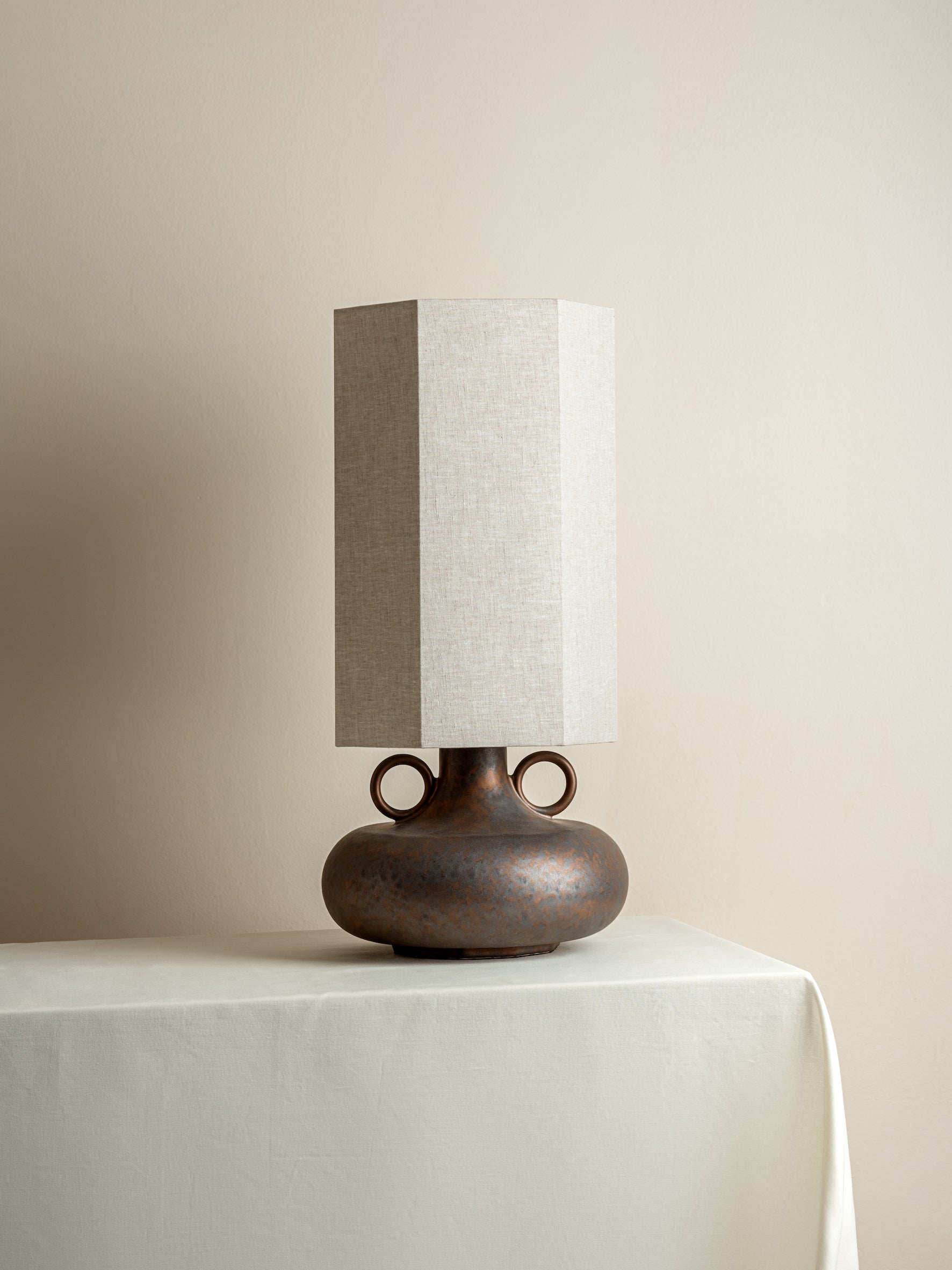 Grove lampe de table en bronze céramique et lin
