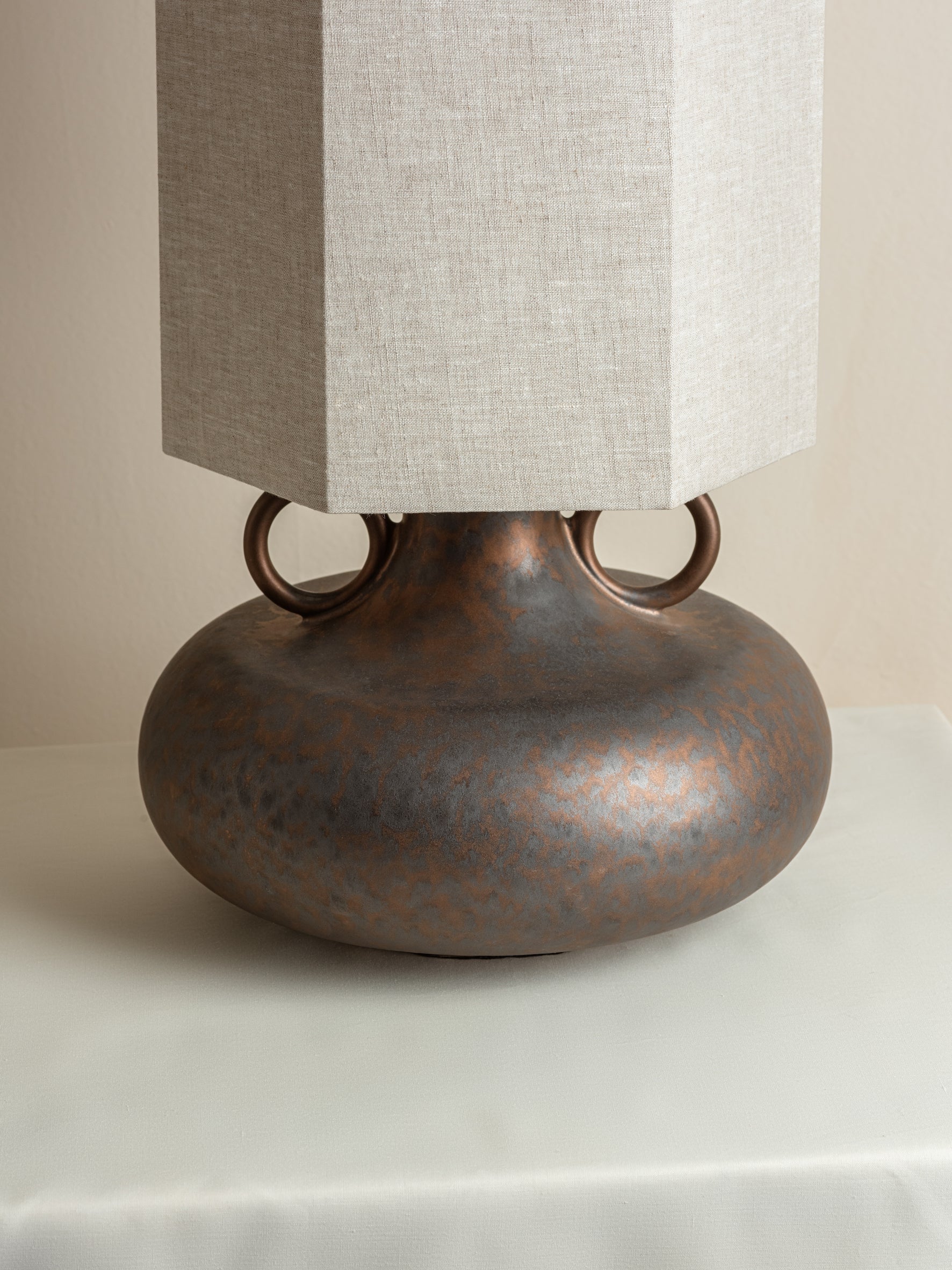 Grove lampe de table en bronze céramique et lin