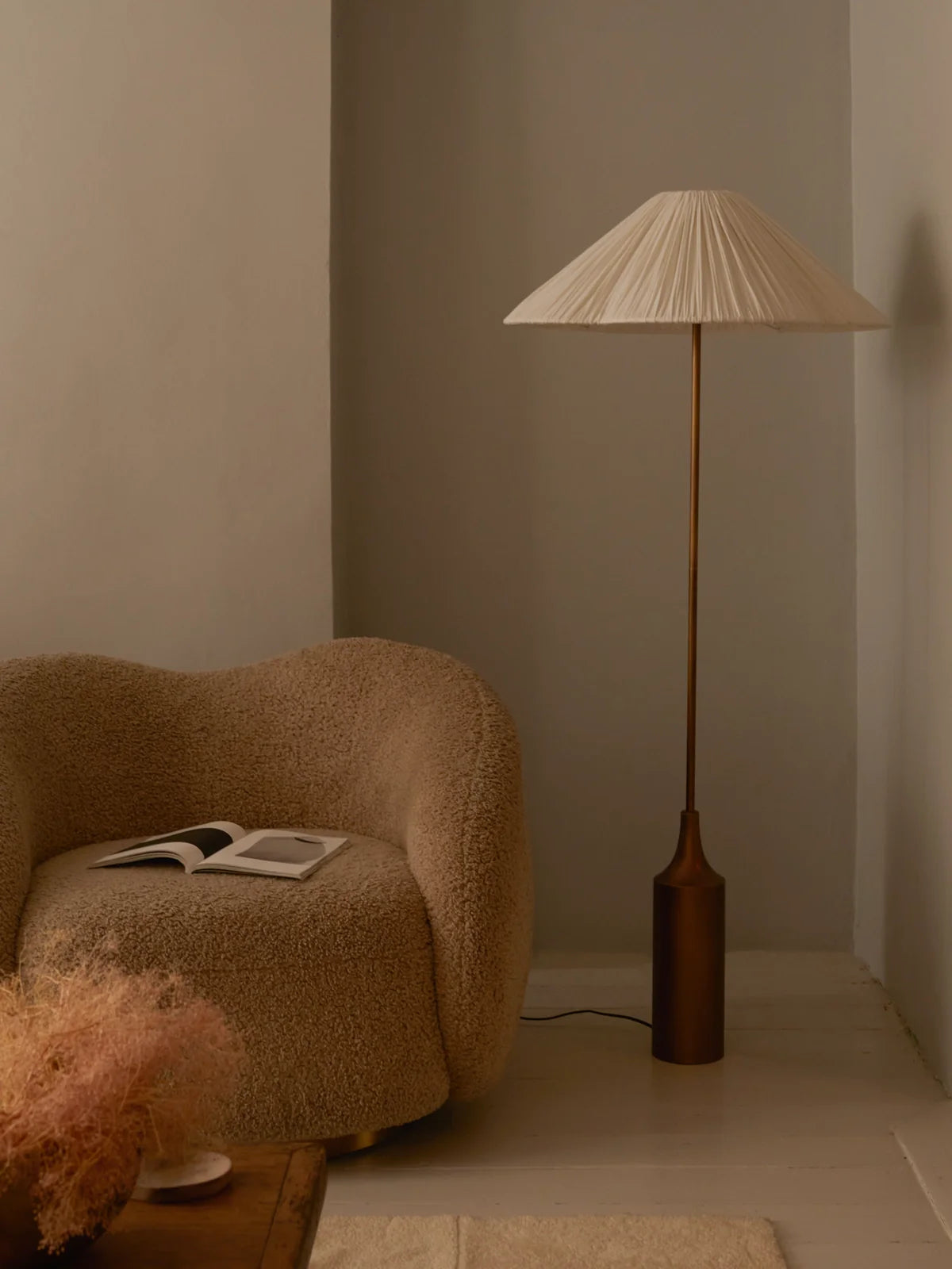 Lindi - lampadaire festonné en laiton vieilli et lin