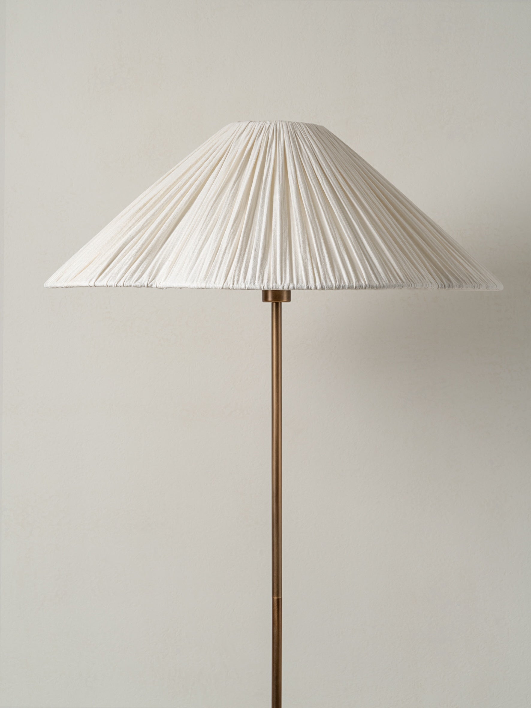Lindi - lampadaire festonné en laiton vieilli et lin