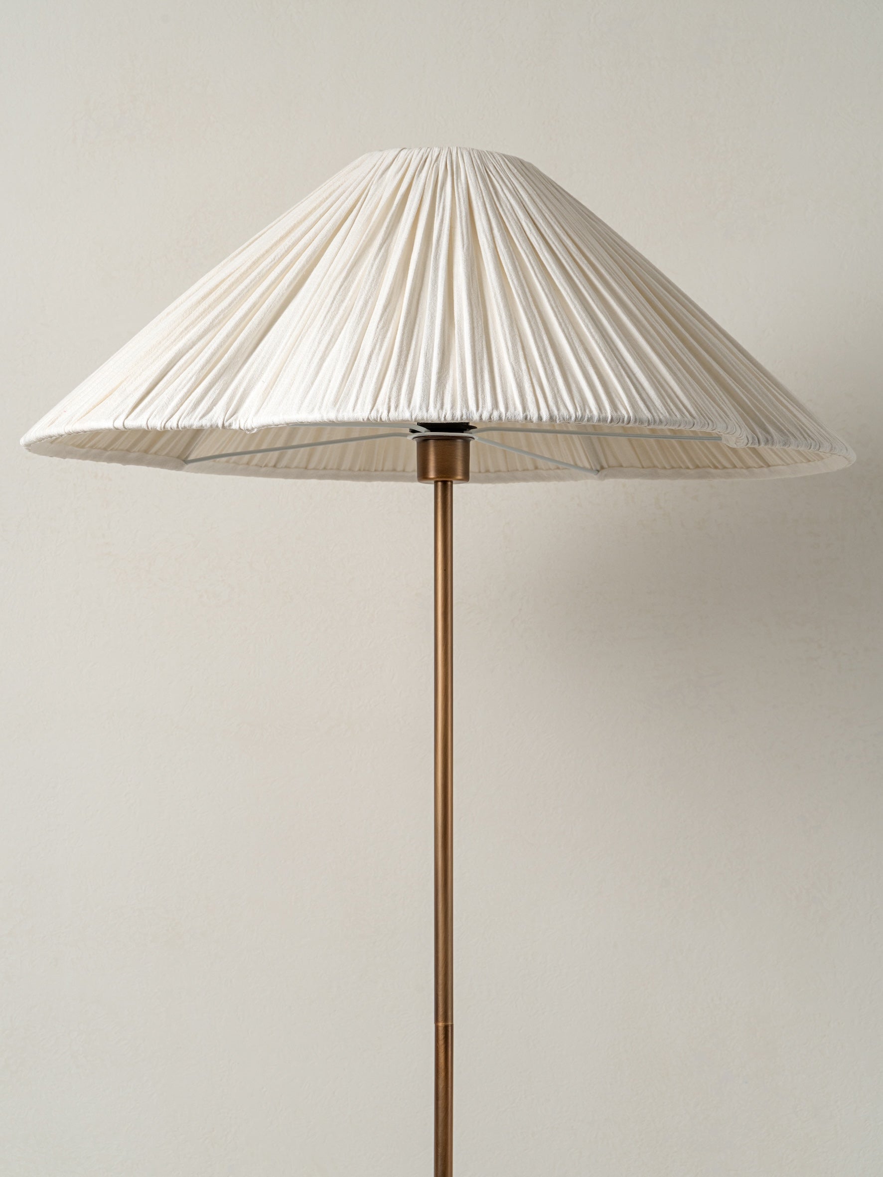 Lindi - lampadaire festonné en laiton vieilli et lin