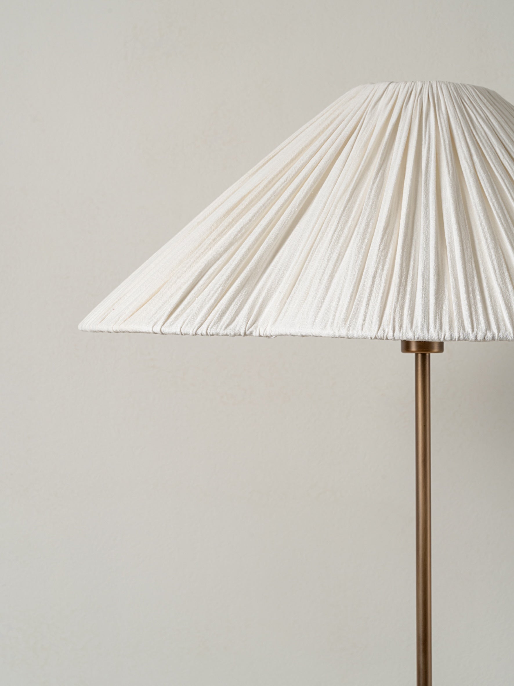 Lindi - lampadaire festonné en laiton vieilli et lin