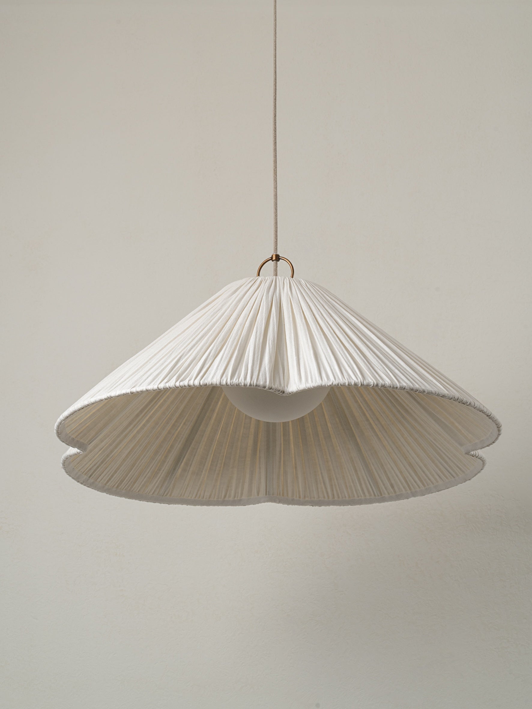 Lindi - Pendentif festonné surdimensionné en laiton vieilli et lin