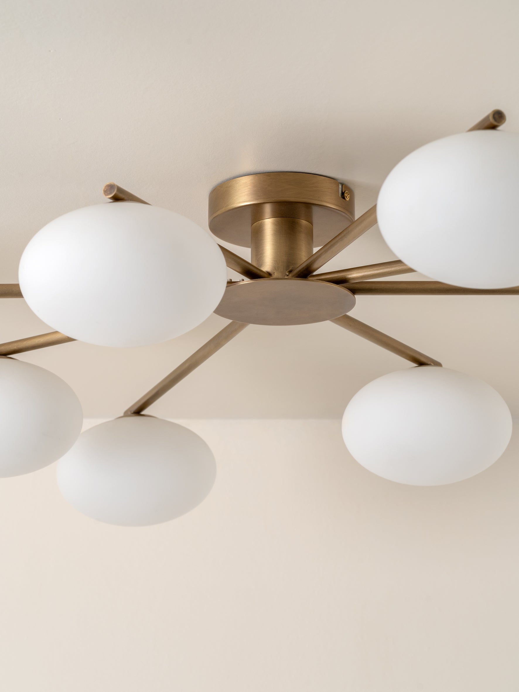 Imperial - Suspension encastrée à 8 lumières en laiton vieilli et opale