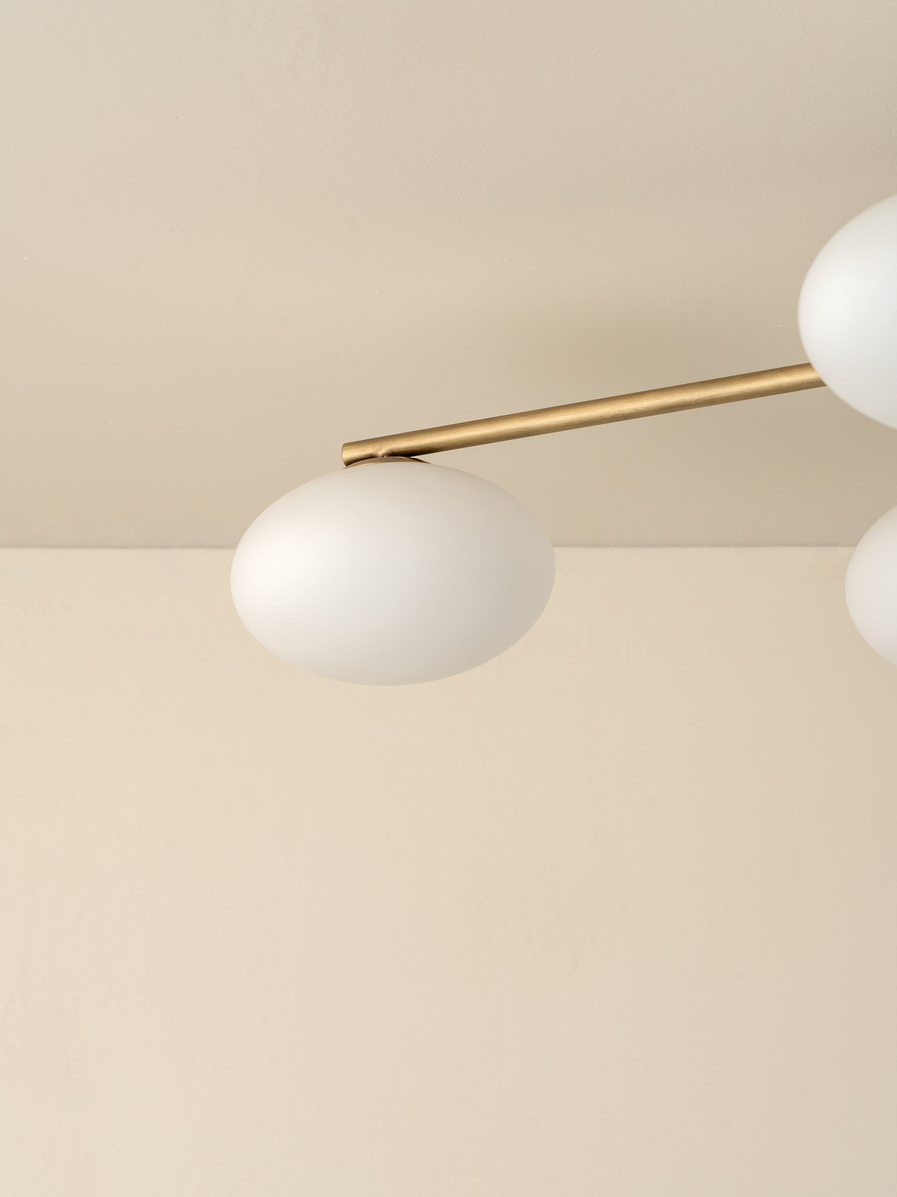 Imperial - Suspension encastrée à 8 lumières en laiton vieilli et opale