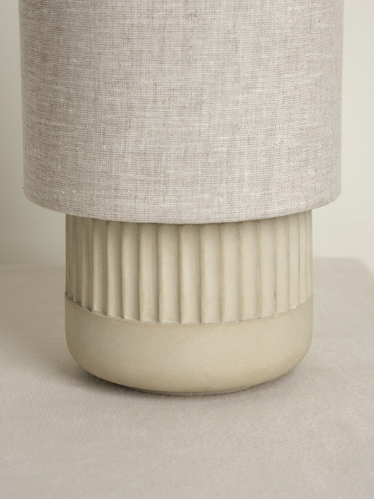 Enza Lampe de table en béton nervuré blanc chaud