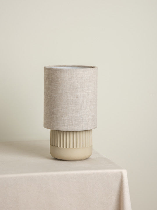 Enza Lampe de table en béton nervuré blanc chaud