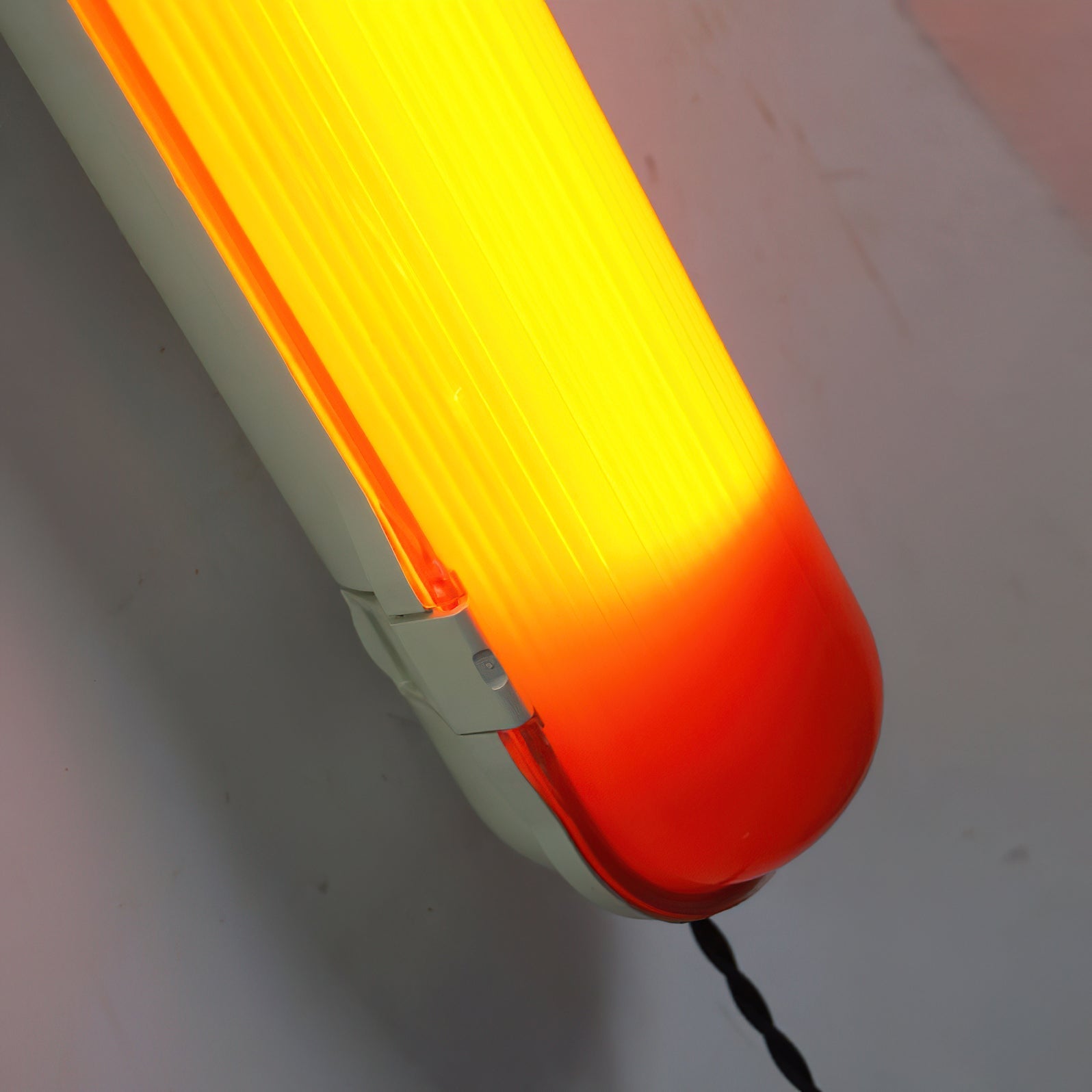 Vivid Modern Minimalist Joy Plug-in Red Plastic Wall Lamp - Lamp Copper