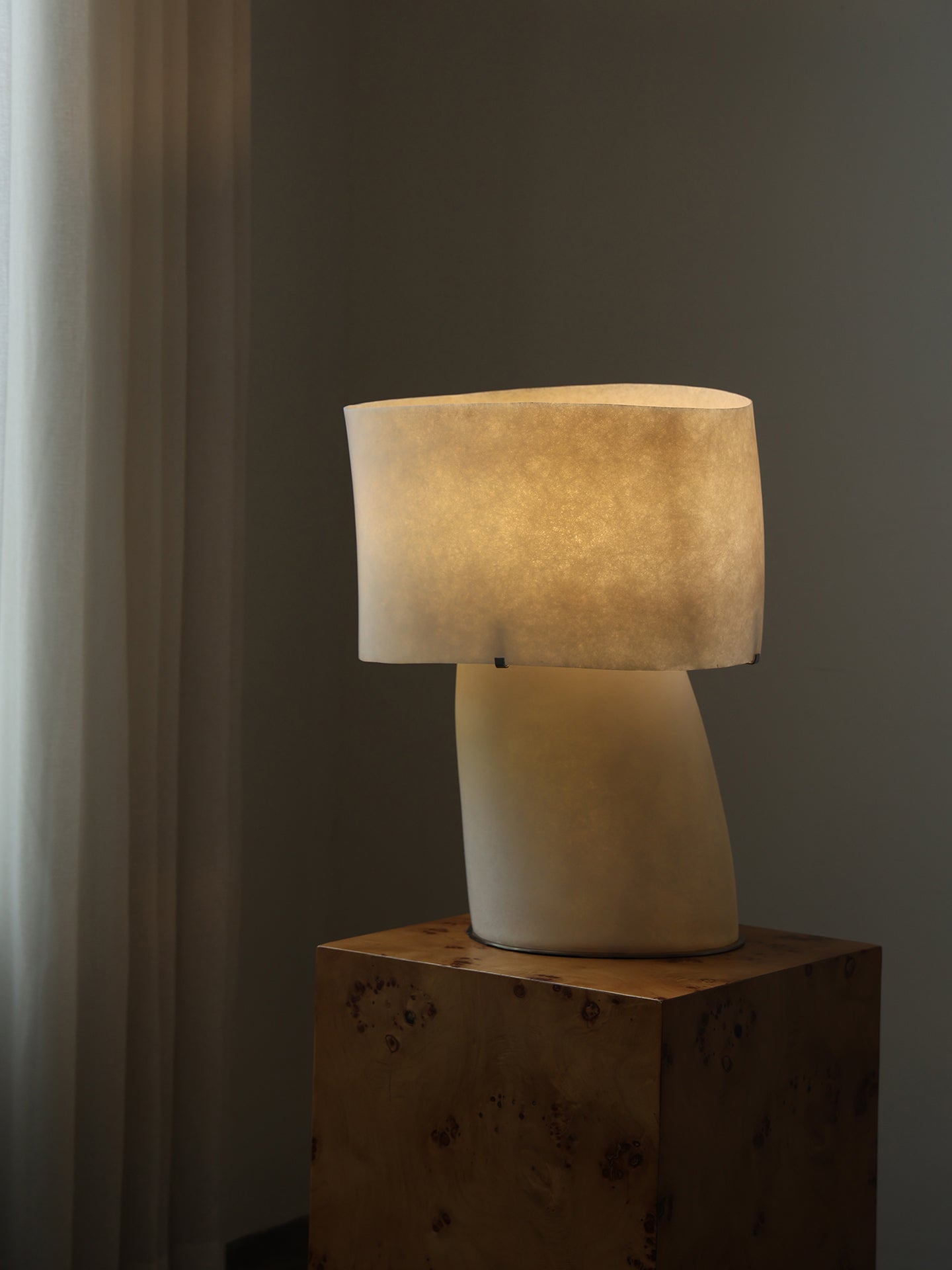 Vellum Moderne Minimaliste Plastique Métal Lampe de Table