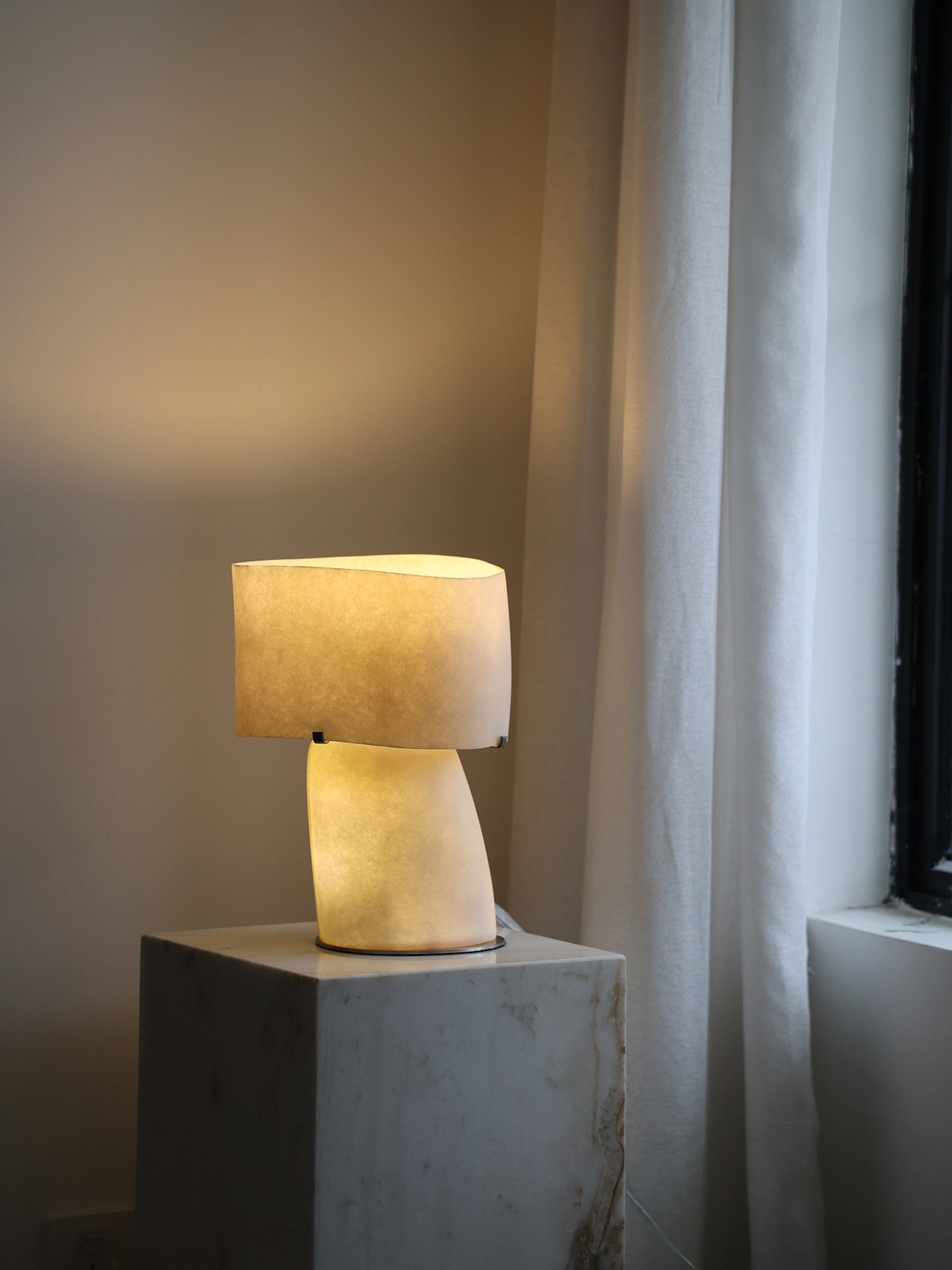 Vellum Moderne Minimaliste Plastique Métal Lampe de Table