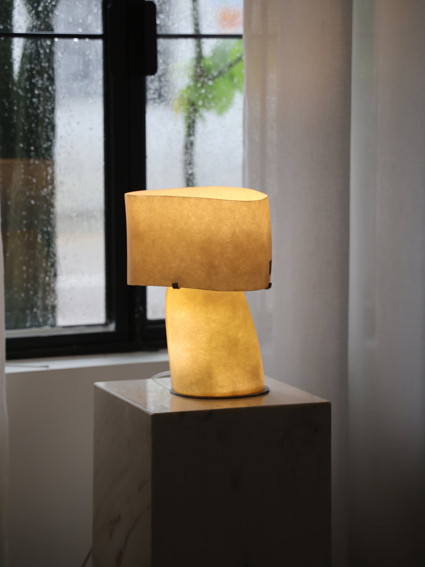 Vellum Moderne Minimaliste Plastique Métal Lampe de Table