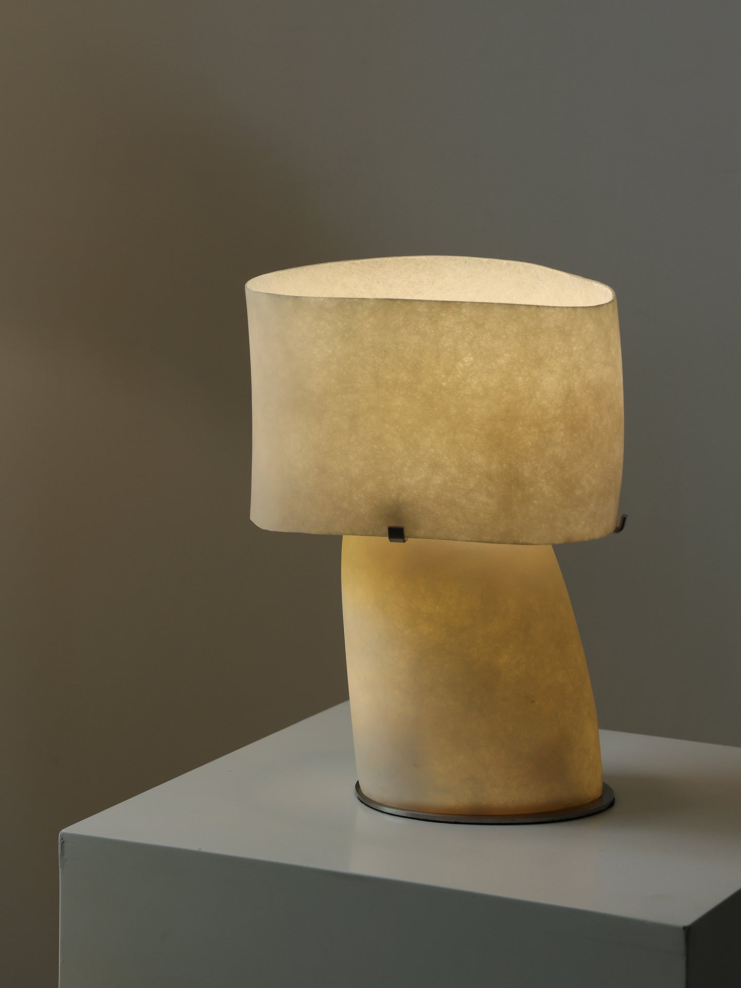 Vellum Moderne Minimaliste Plastique Métal Lampe de Table