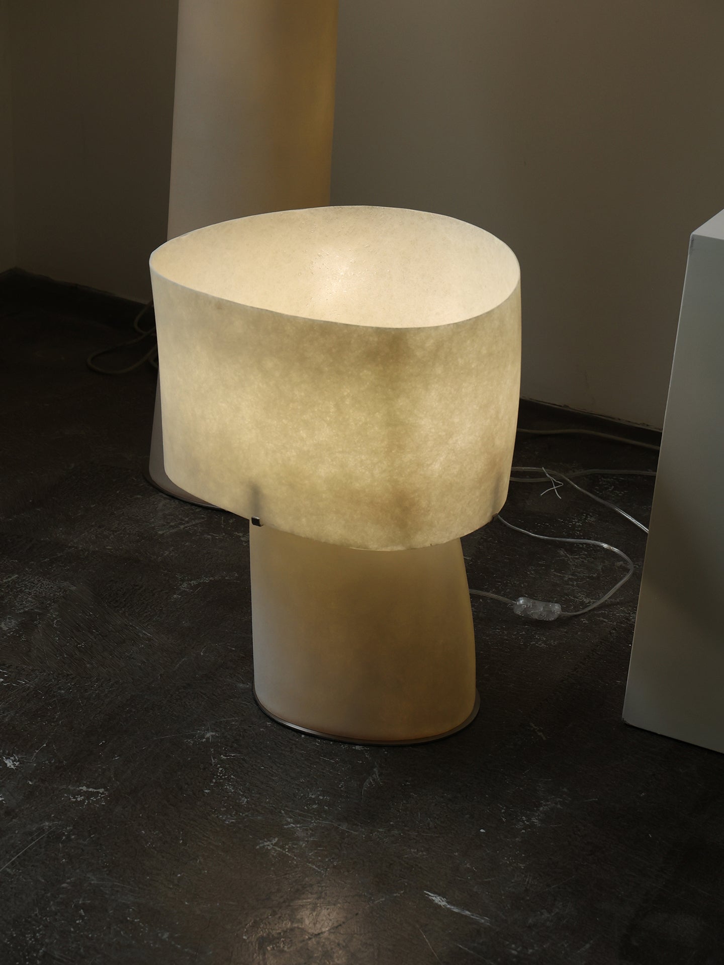 Vellum Moderne Minimaliste Plastique Métal Lampe de Table