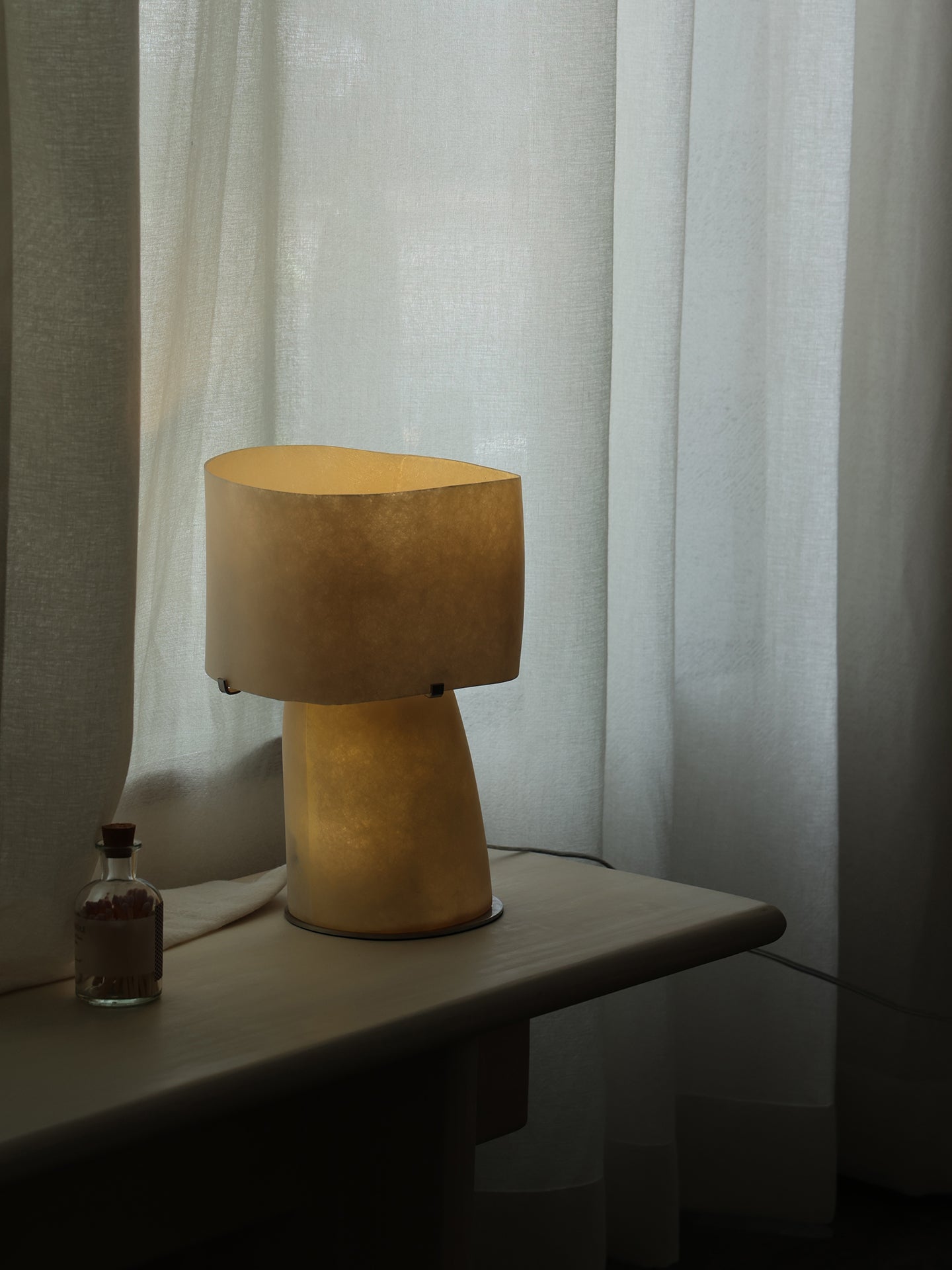 Vellum Moderne Minimaliste Plastique Métal Lampe de Table