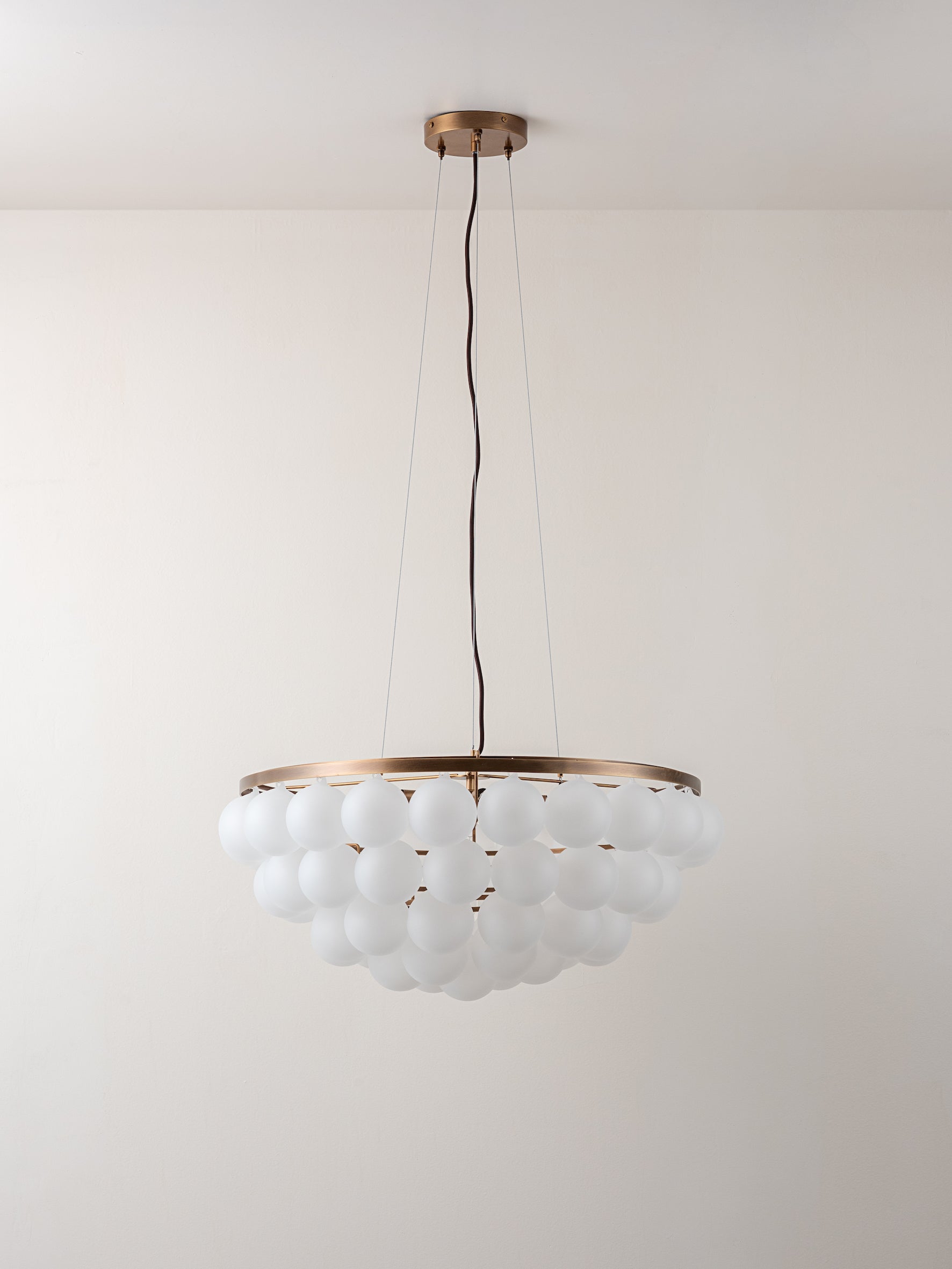 Drew Lustre Moderne en Laiton