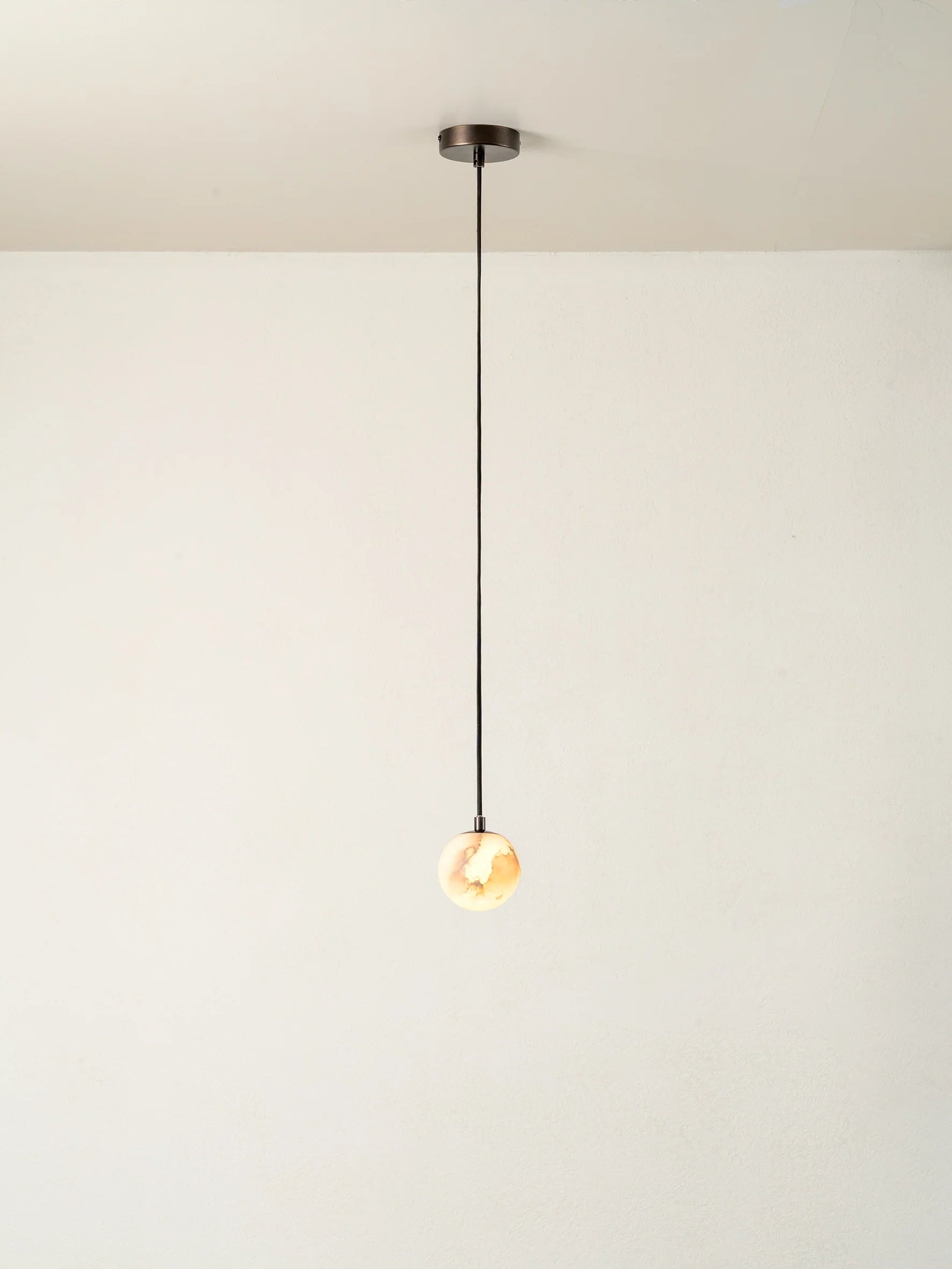 Globa Suspension de plafond en albâtre et bronze
