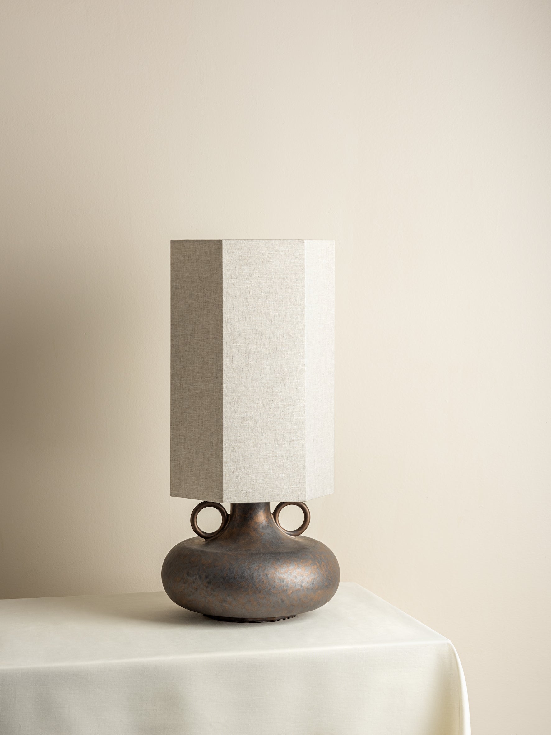 Grove lampe de table en bronze céramique et lin