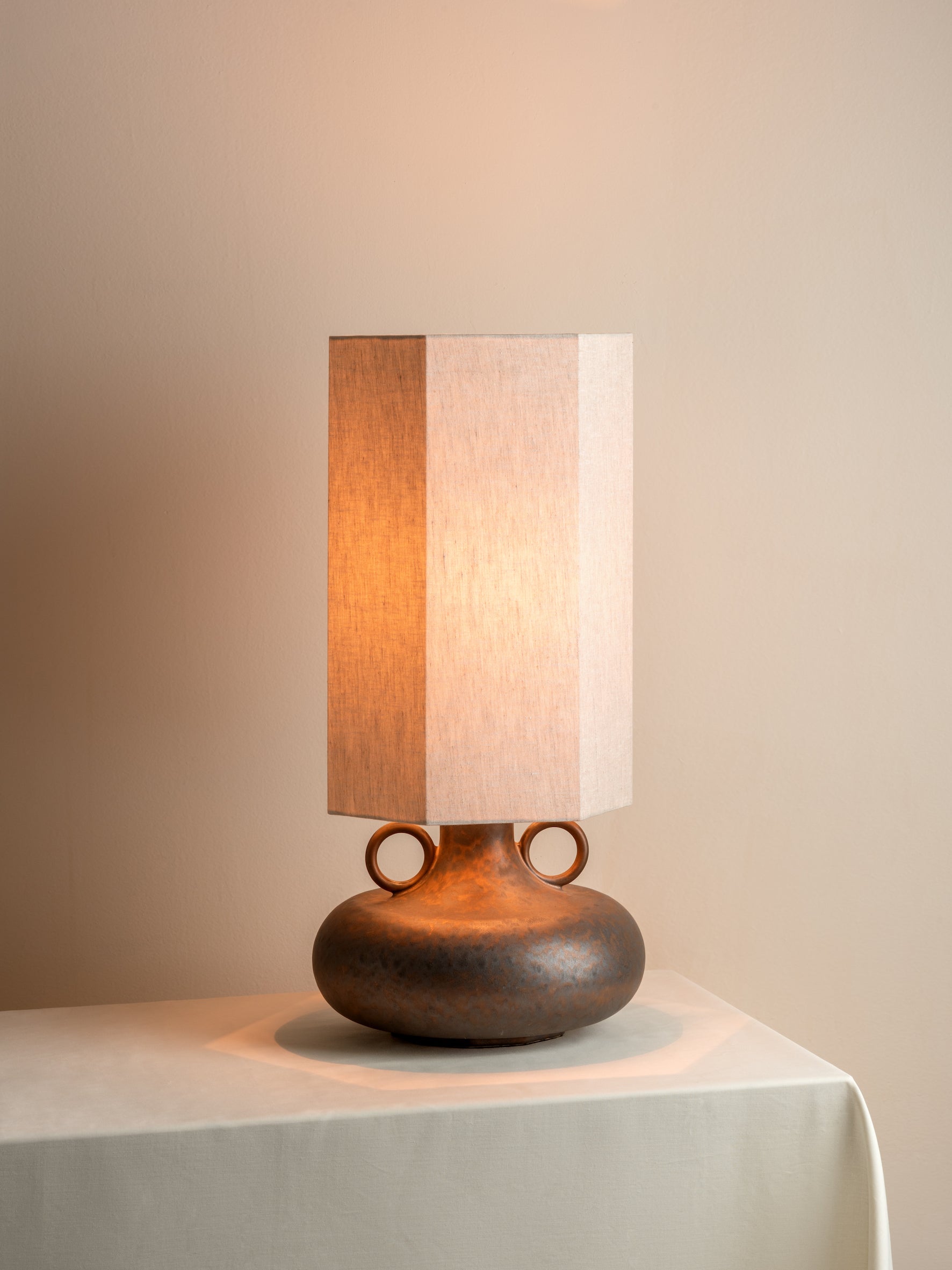 Grove lampe de table en bronze céramique et lin