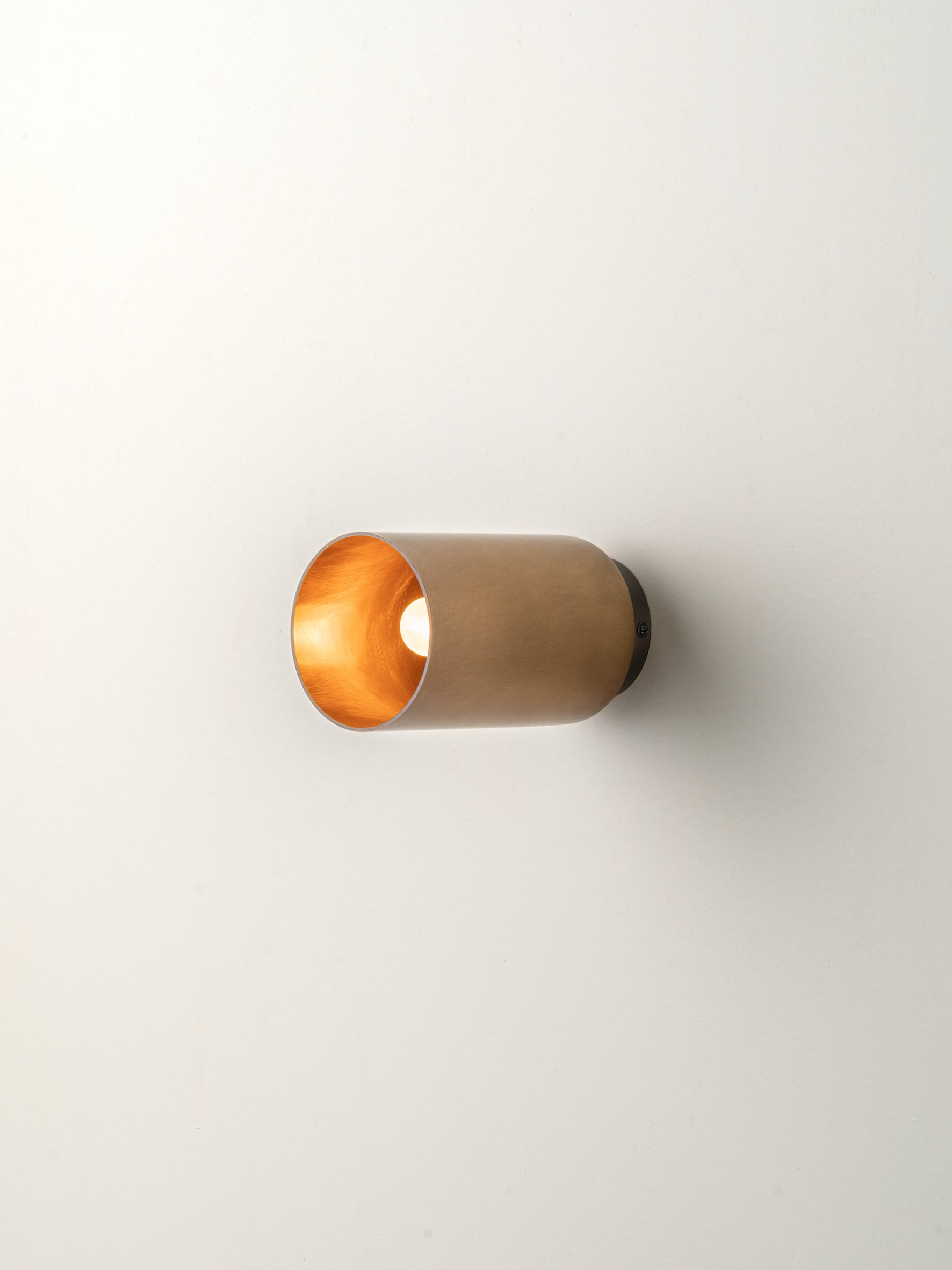 Guilla - applique murale cylindrique en laiton