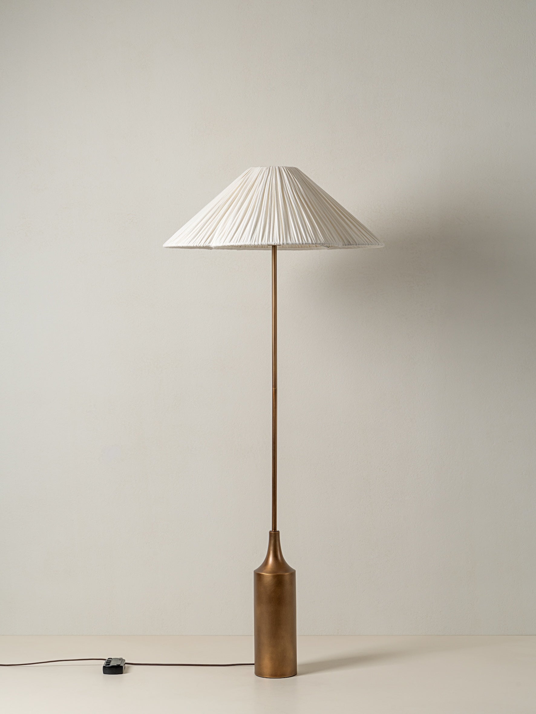 Lindi - lampadaire festonné en laiton vieilli et lin