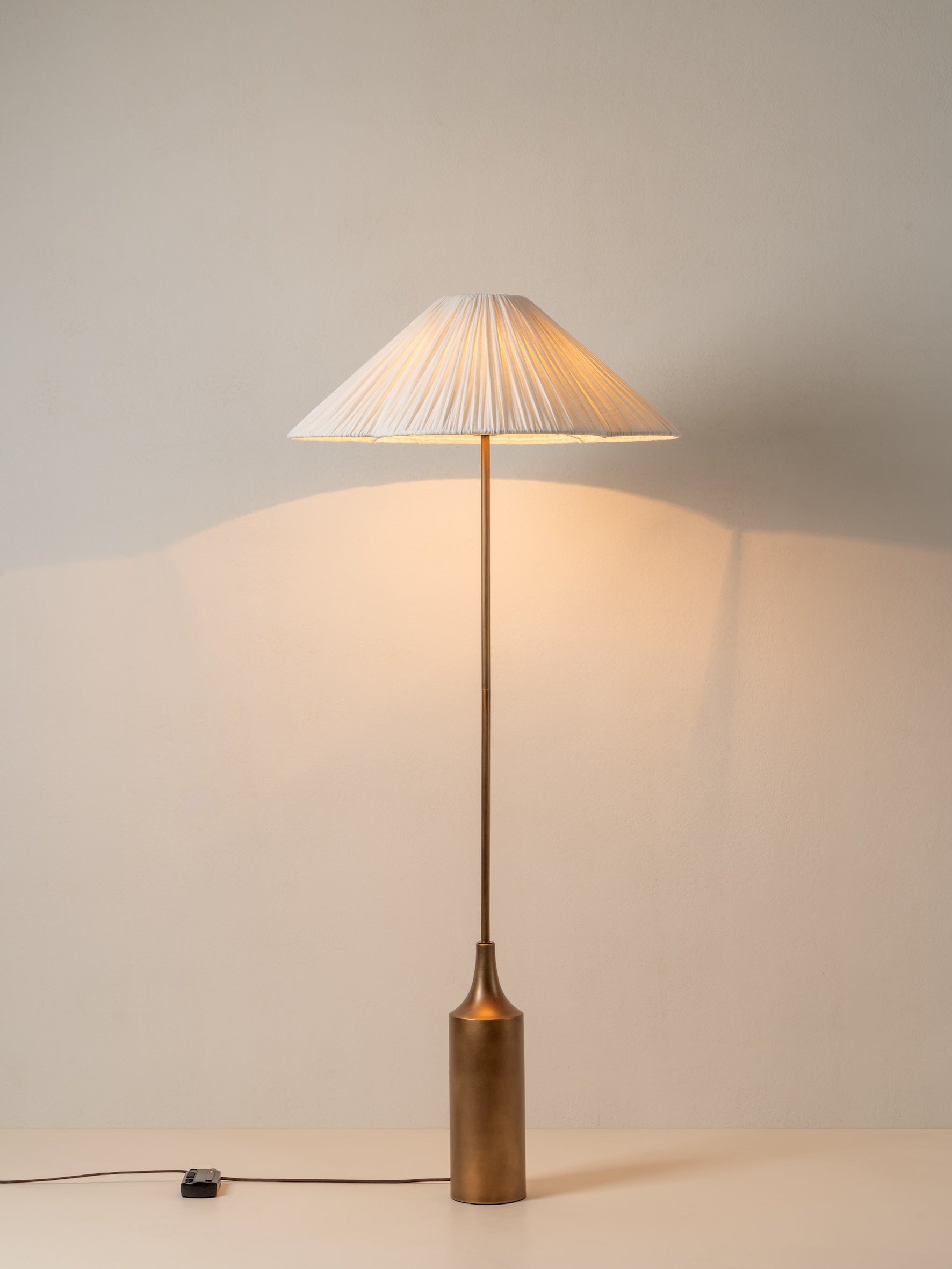 Lindi - lampadaire festonné en laiton vieilli et lin
