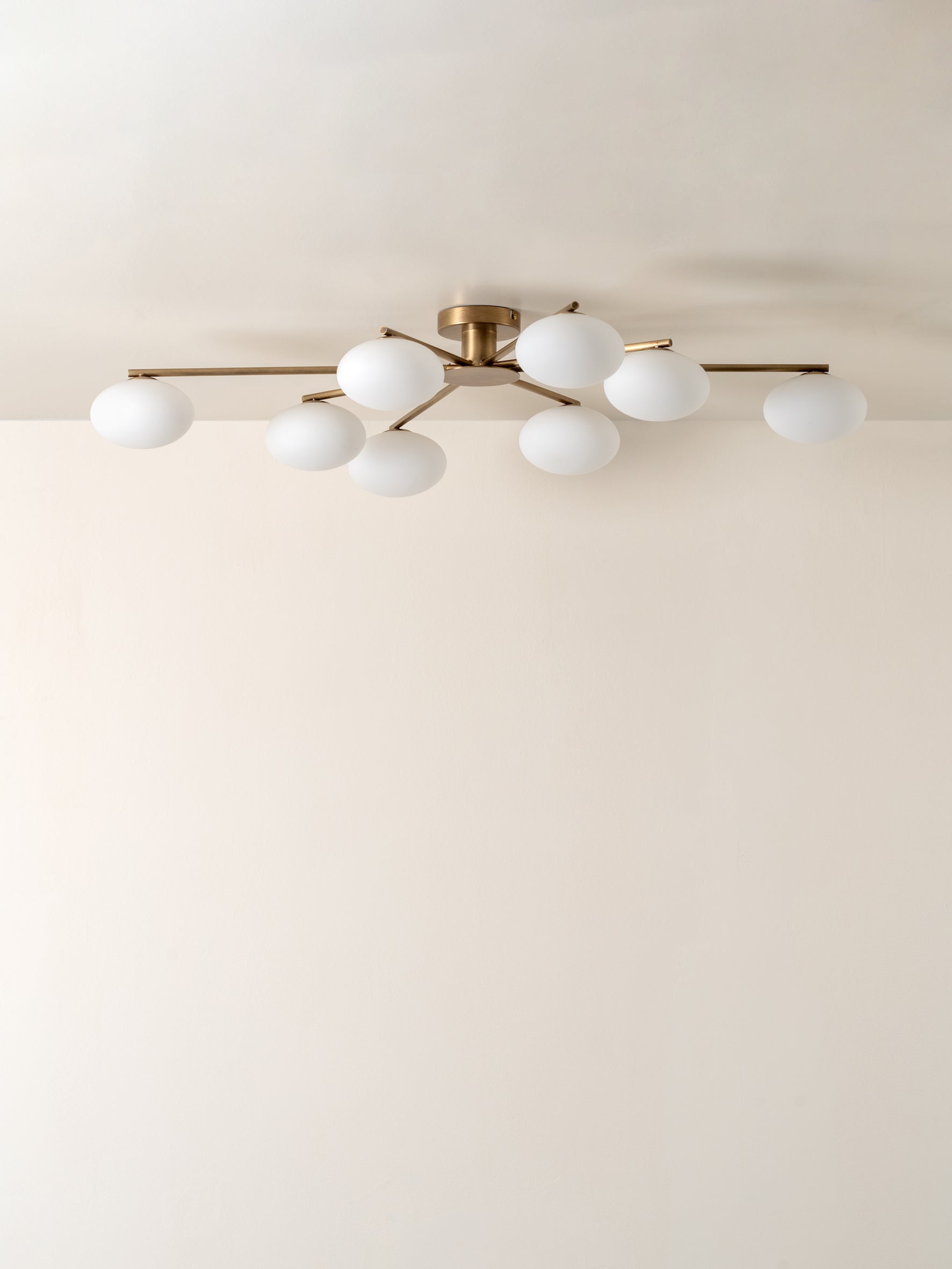 Imperial - Suspension encastrée à 8 lumières en laiton vieilli et opale