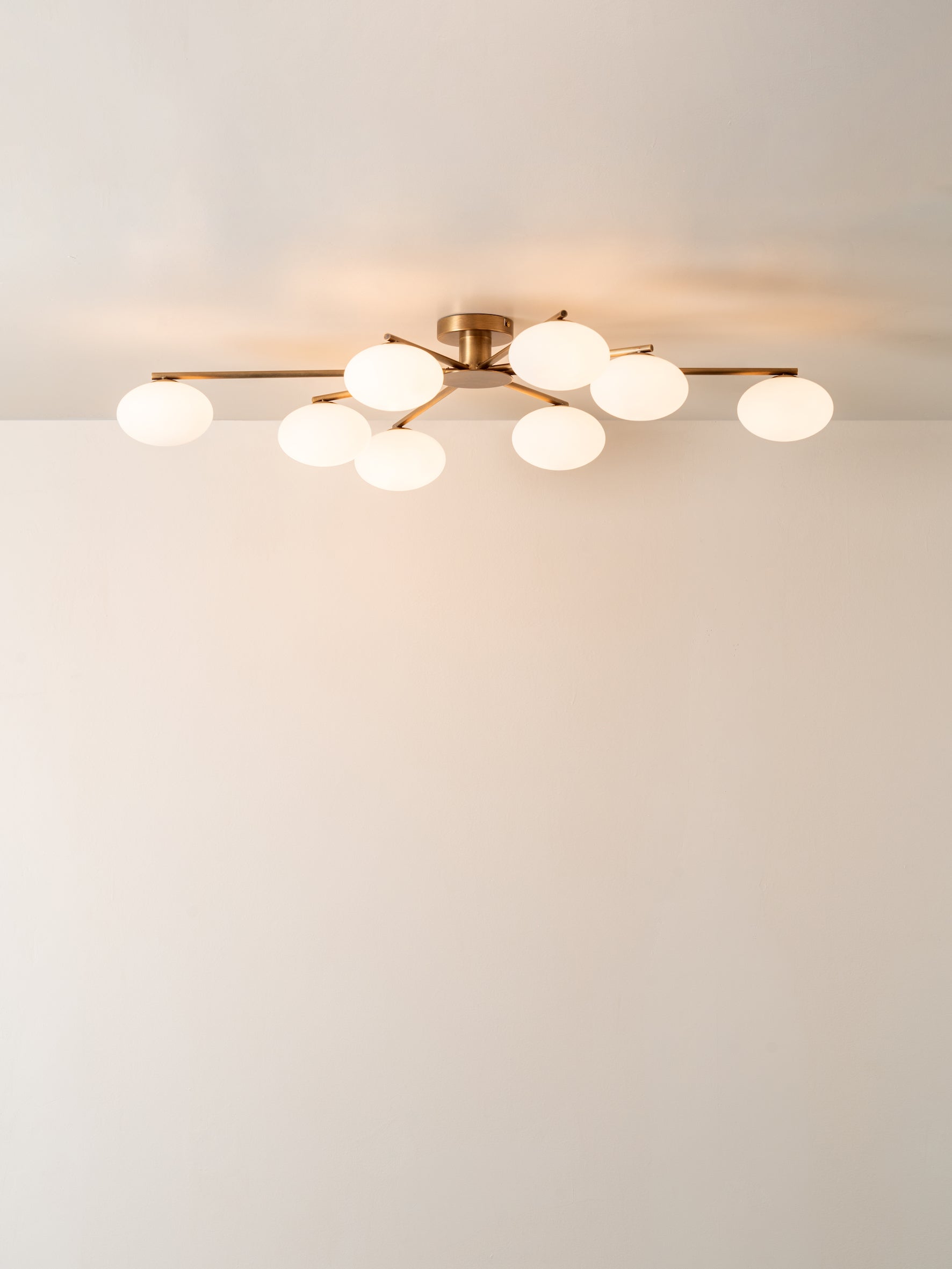Imperial - Suspension encastrée à 8 lumières en laiton vieilli et opale