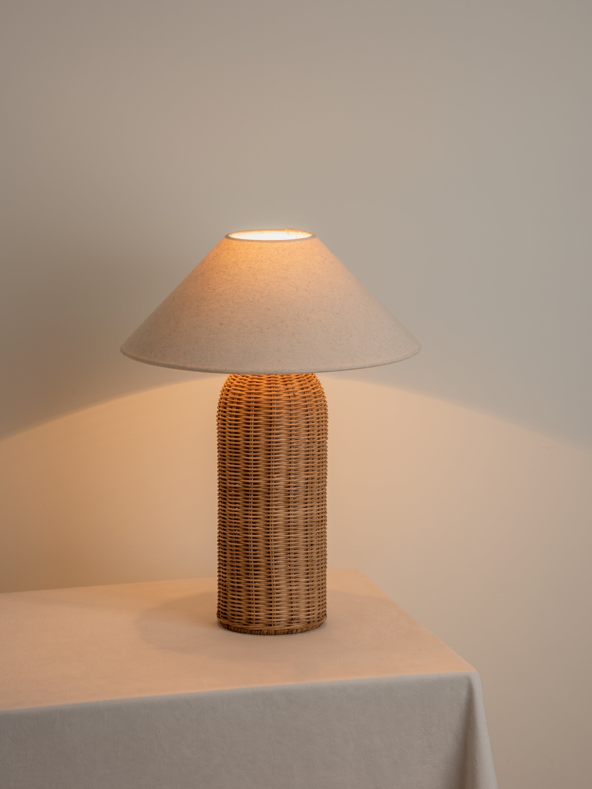 Ensia grande lampe de table en rotin