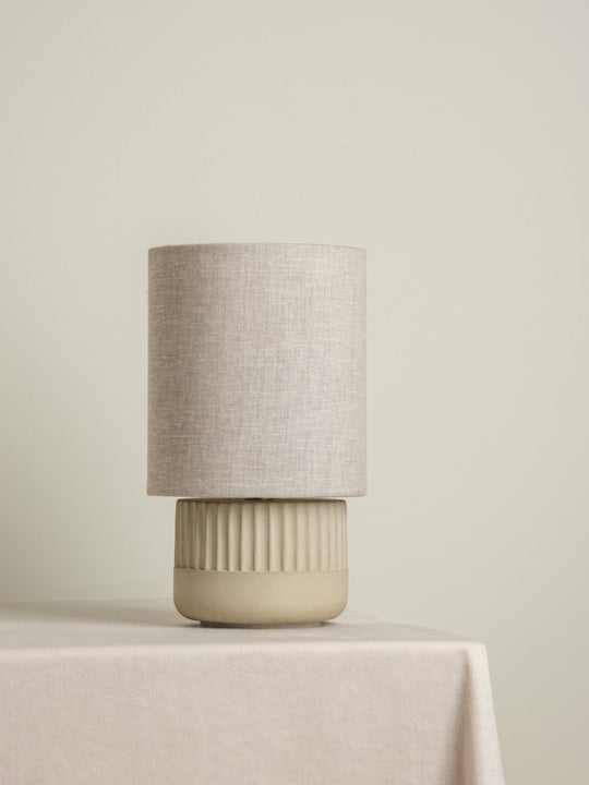 Enza Lampe de table en béton nervuré blanc chaud