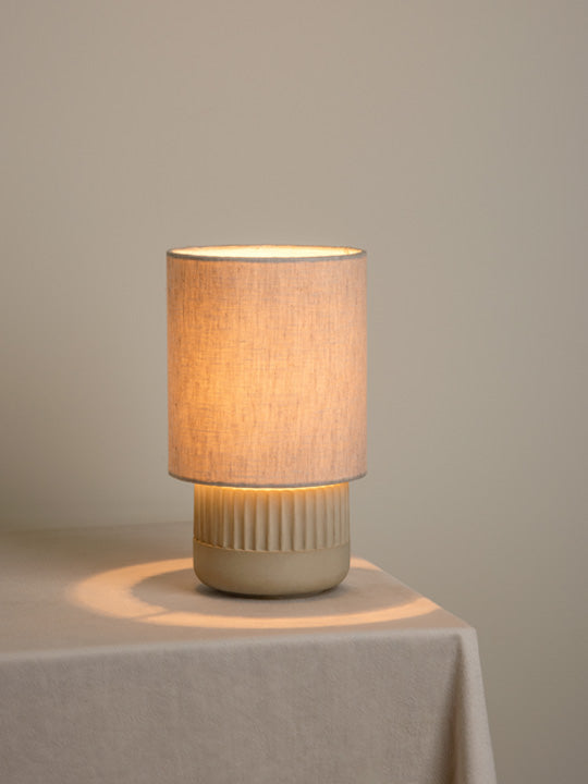 Enza Lampe de table en béton nervuré blanc chaud